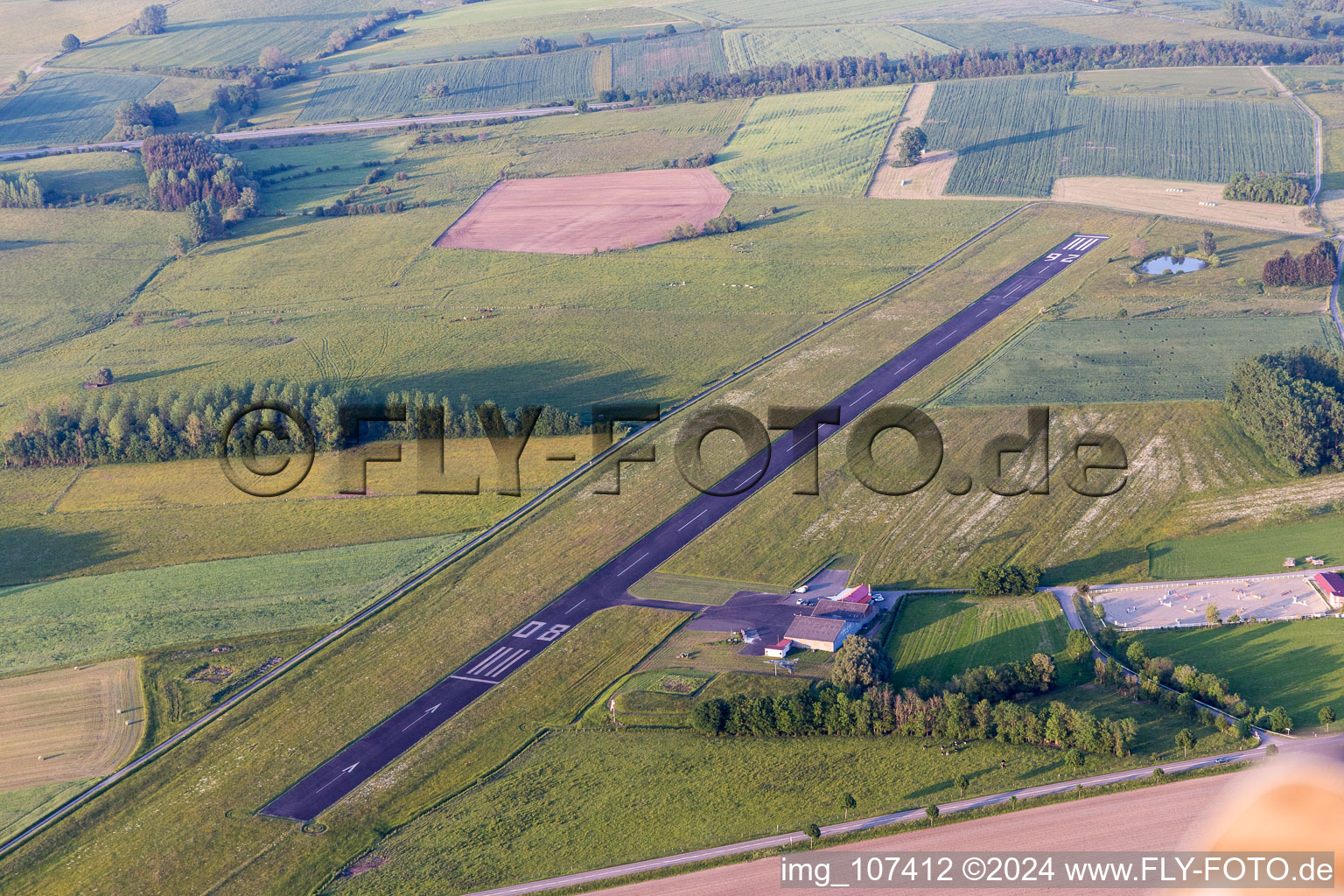 Vue aérienne de Aérodrome à Sarre-Union dans le département Bas Rhin, France