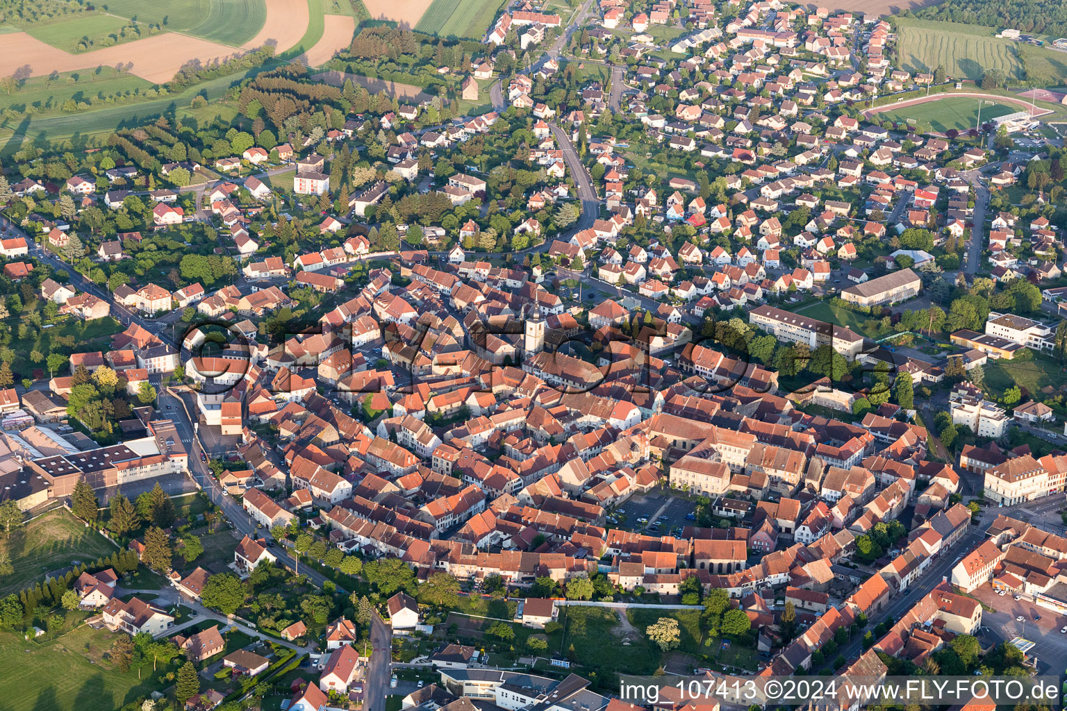 Vue aérienne de Vue des rues et des maisons des quartiers résidentiels à Sarre-Union dans le département Bas Rhin, France