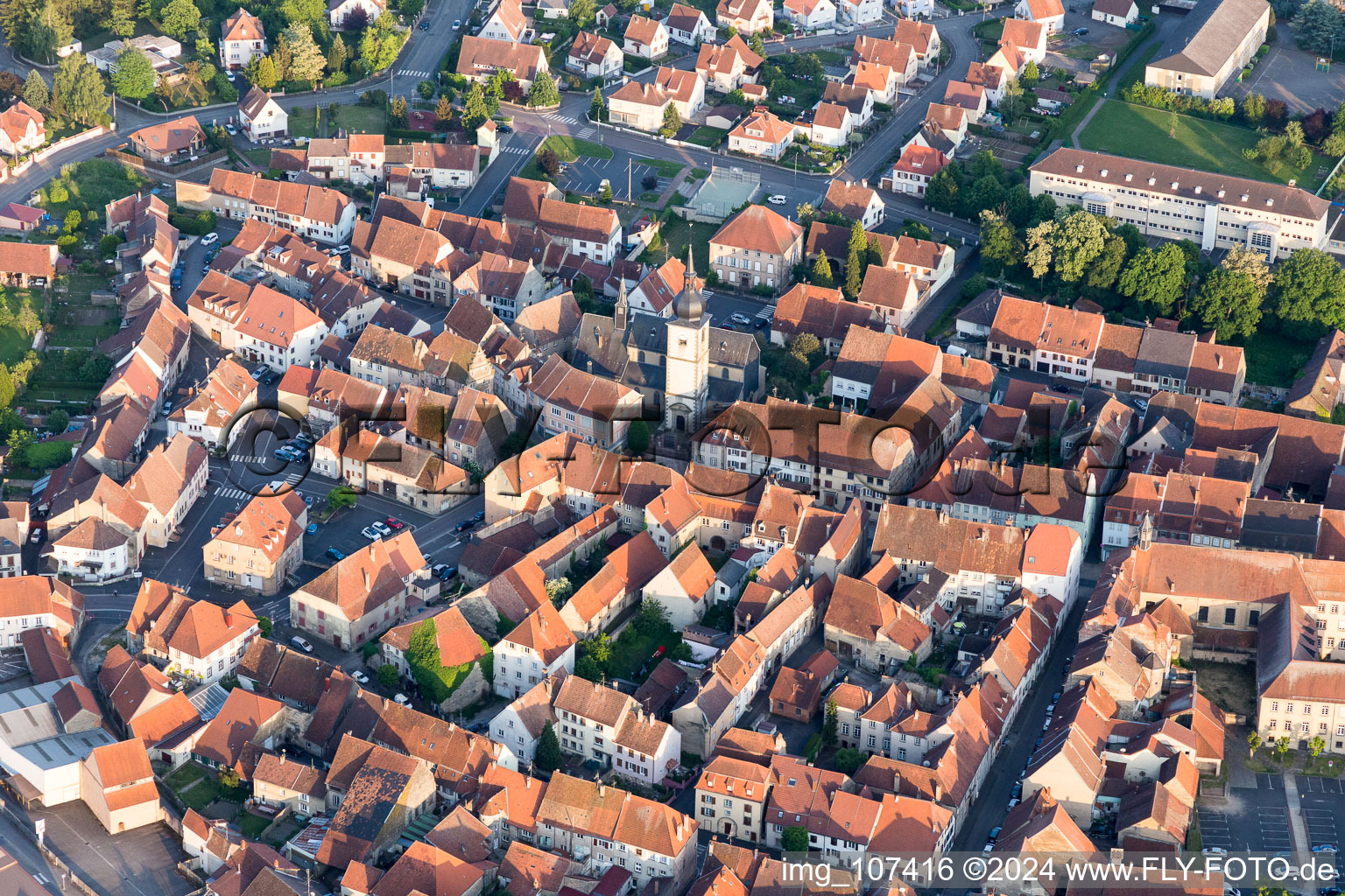 Vue aérienne de Vue des rues et des maisons des quartiers résidentiels à Sarre-Union dans le département Bas Rhin, France