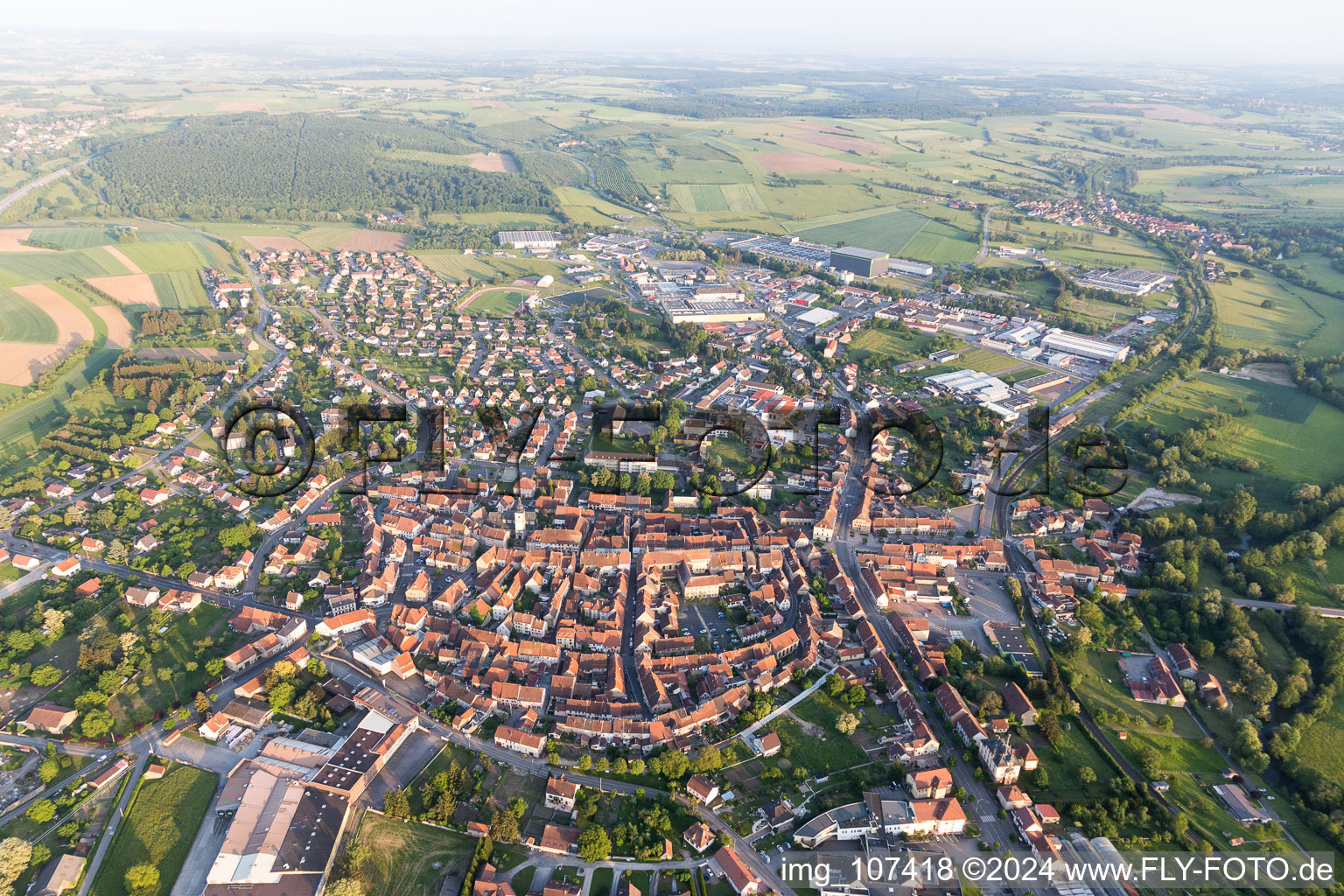 Photographie aérienne de Vue des rues et des maisons des quartiers résidentiels à Sarre-Union dans le département Bas Rhin, France