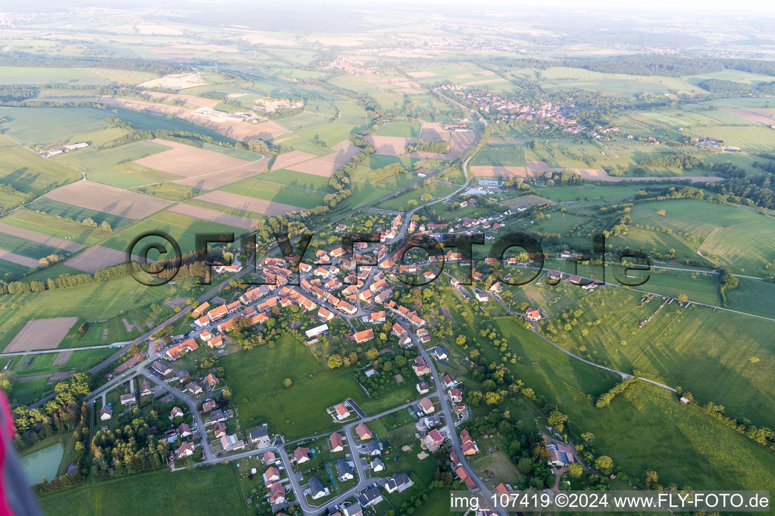 Vue aérienne de Vœllerdingen dans le département Bas Rhin, France