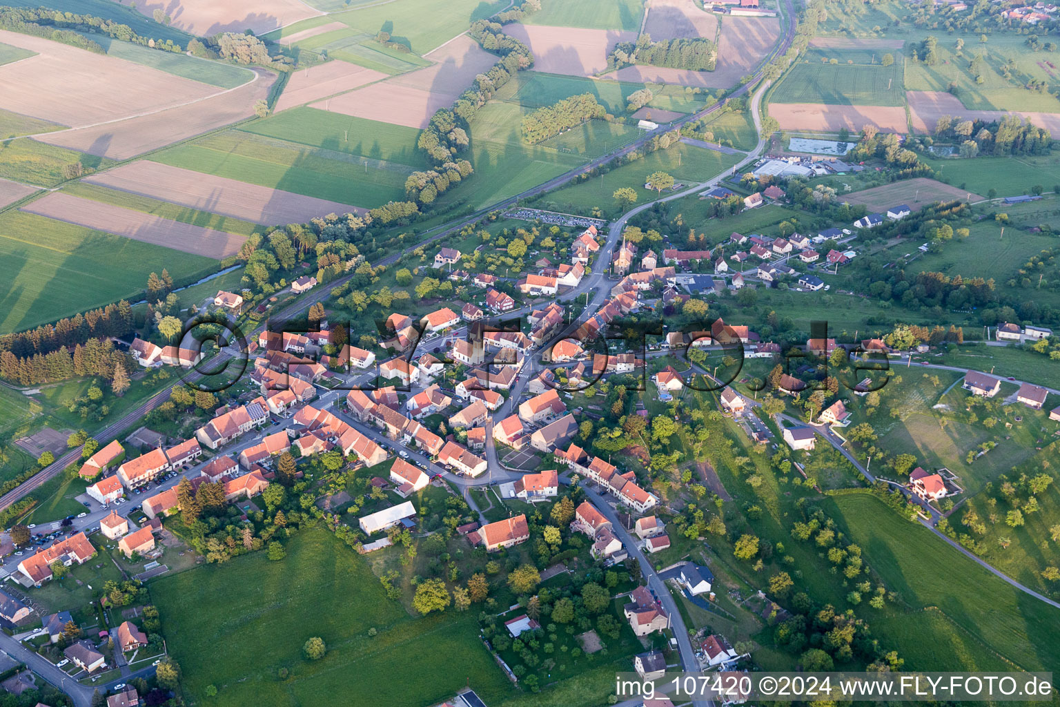 Vue aérienne de Vœllerdingen dans le département Bas Rhin, France