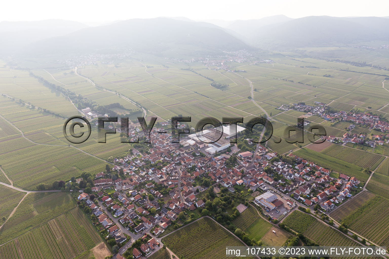 Böchingen dans le département Rhénanie-Palatinat, Allemagne d'un drone