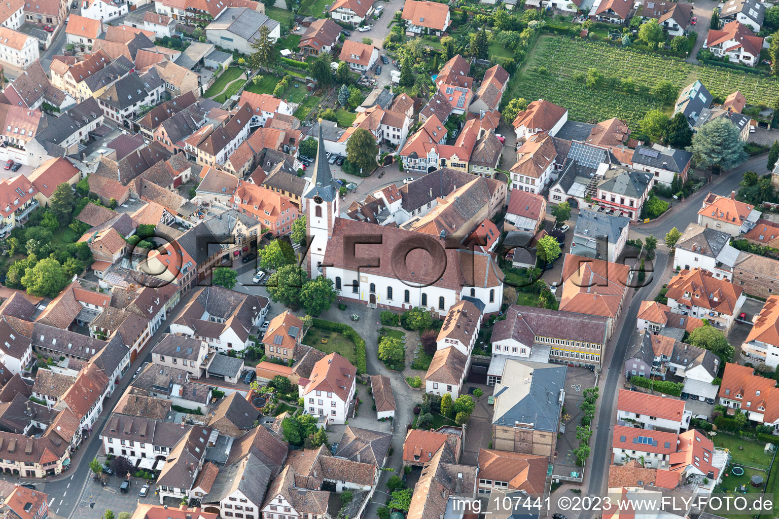 Maikammer dans le département Rhénanie-Palatinat, Allemagne vu d'un drone