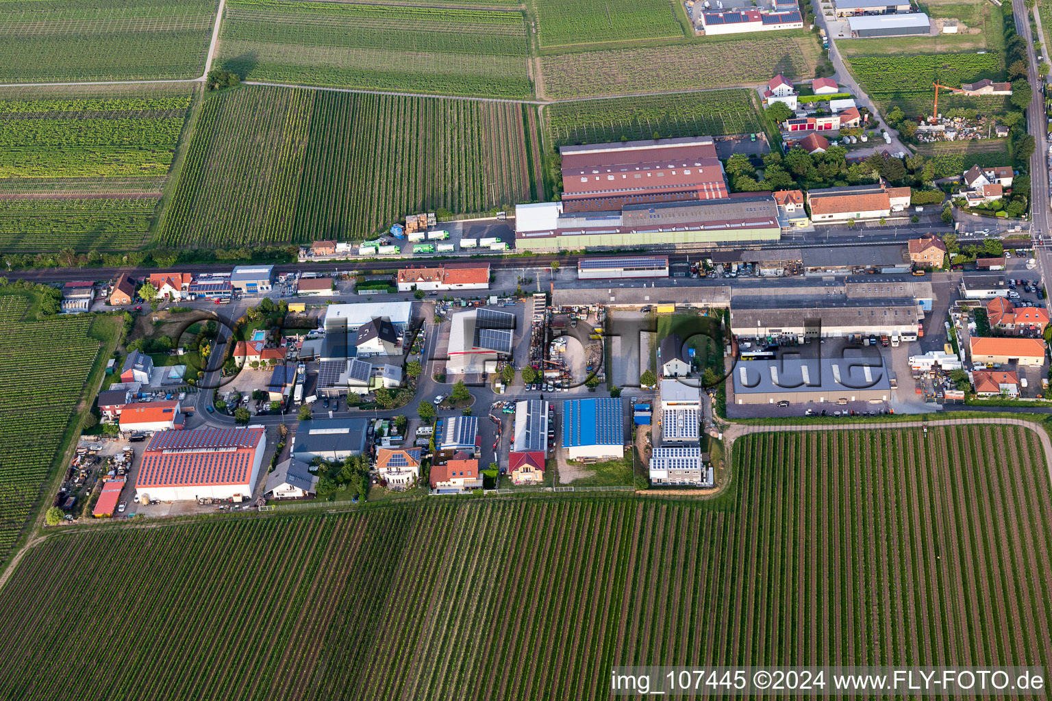 Vue aérienne de Zone commerciale à la gare à Kirrweiler dans le département Rhénanie-Palatinat, Allemagne