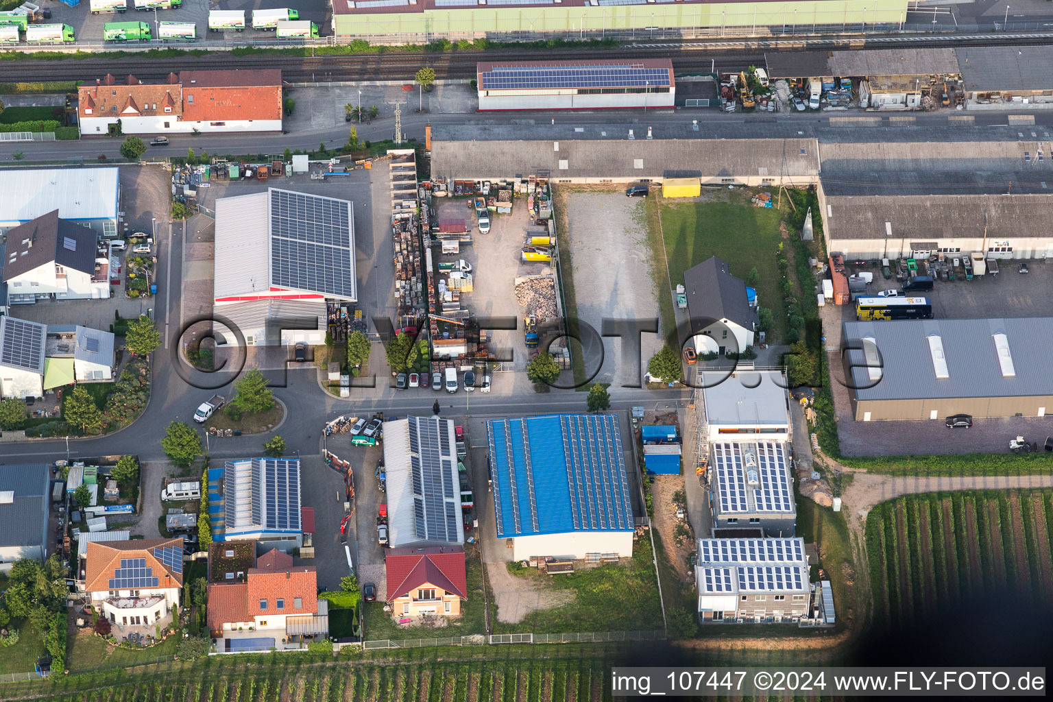 Photographie aérienne de Zone commerciale à la gare à Kirrweiler dans le département Rhénanie-Palatinat, Allemagne