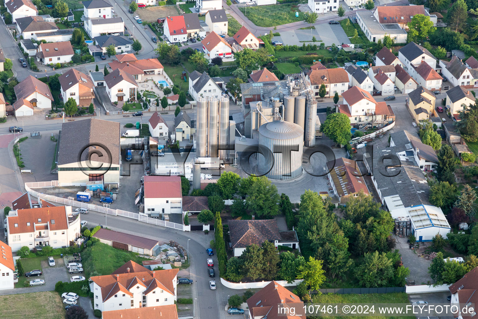 Vue aérienne de Silos pour le stockage des céréales de Deller Mühle à le quartier Hochdorf in Hochdorf-Assenheim dans le département Rhénanie-Palatinat, Allemagne