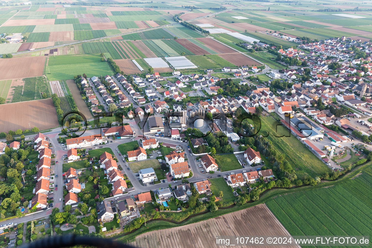 Vue aérienne de Moulin Deller à le quartier Hochdorf in Hochdorf-Assenheim dans le département Rhénanie-Palatinat, Allemagne