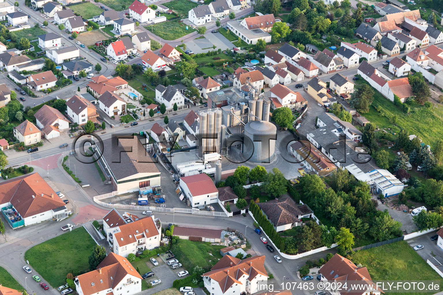 Vue aérienne de Silos pour le stockage des céréales de Deller Mühle à le quartier Hochdorf in Hochdorf-Assenheim dans le département Rhénanie-Palatinat, Allemagne