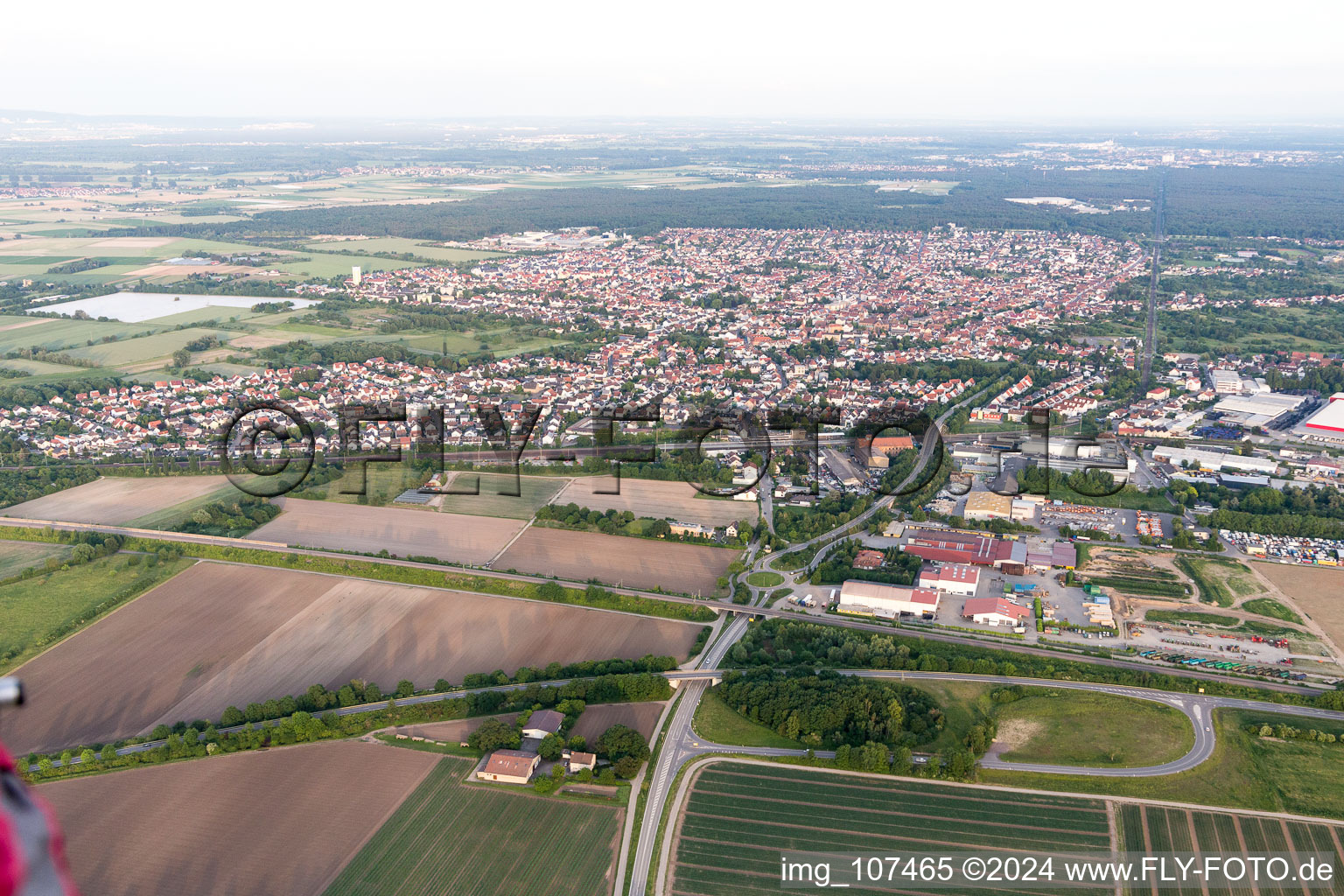 Vue aérienne de Schifferstadt dans le département Rhénanie-Palatinat, Allemagne