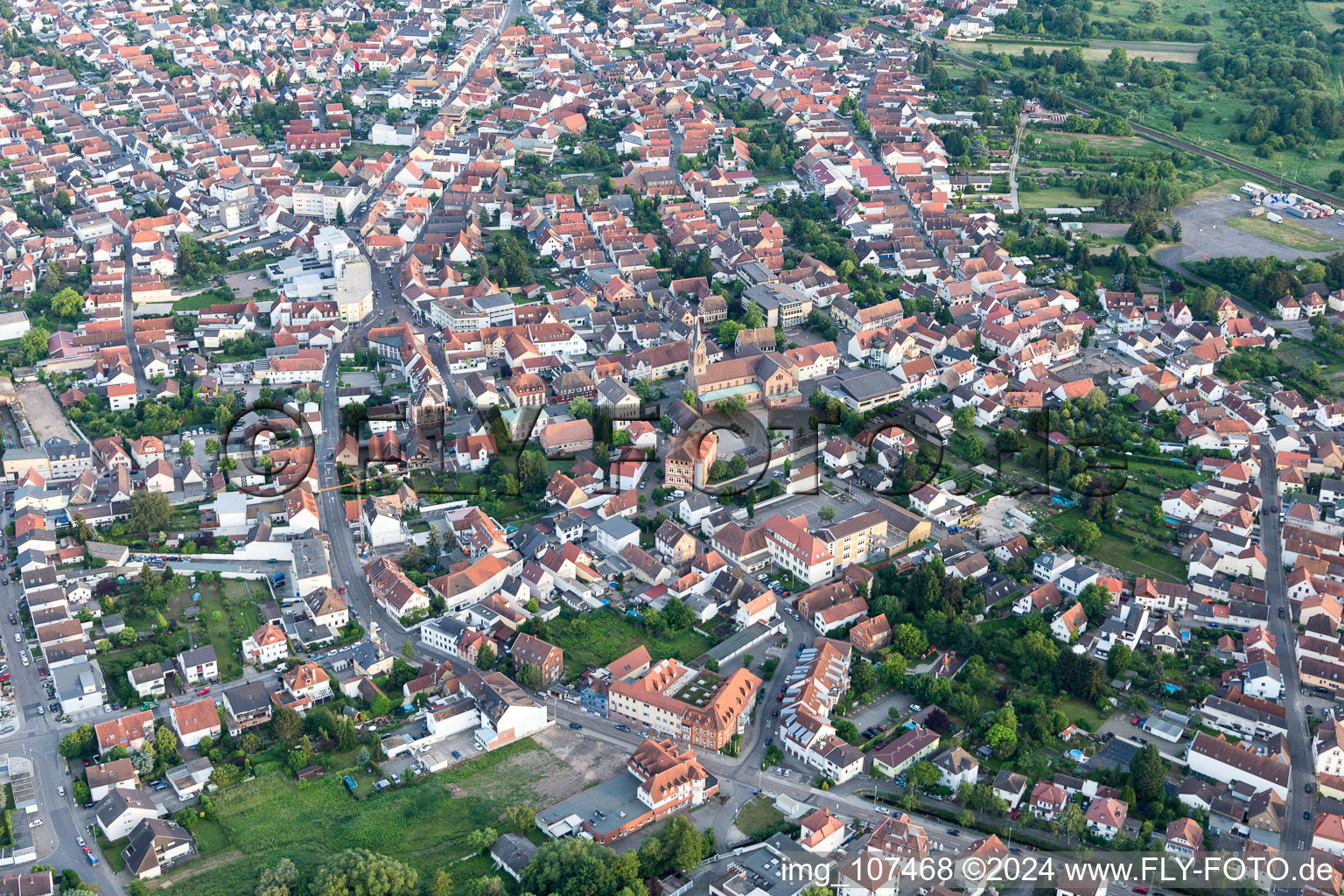 Vue aérienne de Vue des rues et des maisons des quartiers résidentiels à Schifferstadt dans le département Rhénanie-Palatinat, Allemagne