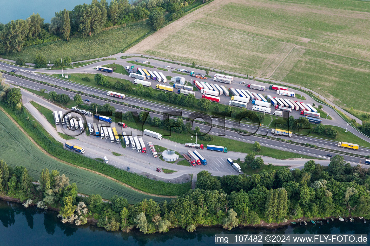 Vue aérienne de Parking de l'autoroute A61 à Speyer dans le département Rhénanie-Palatinat, Allemagne