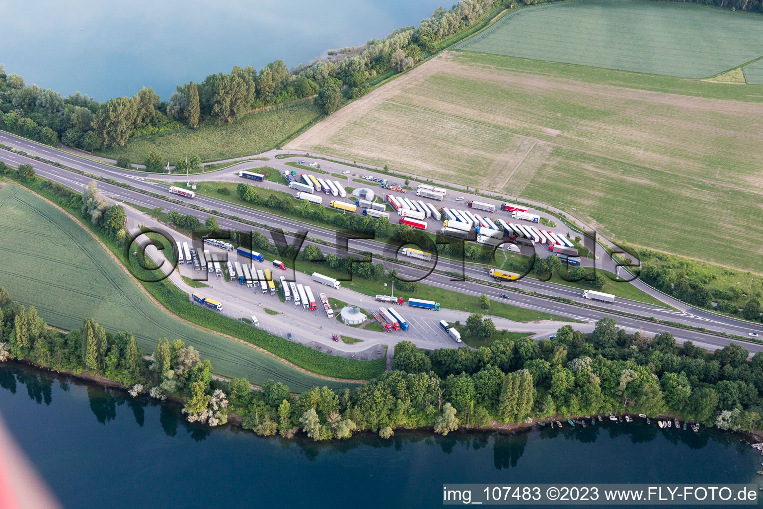 Vue aérienne de Parking de l'autoroute A61 à Speyer dans le département Rhénanie-Palatinat, Allemagne