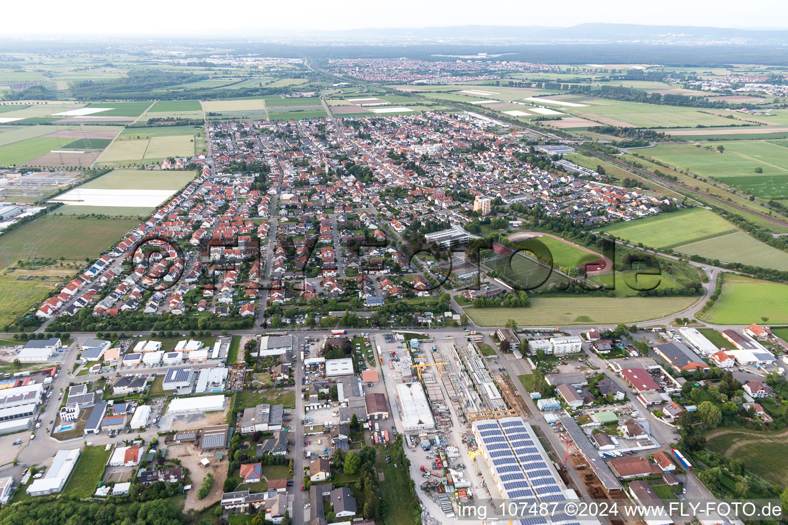 Vue aérienne de Neulußheim dans le département Bade-Wurtemberg, Allemagne