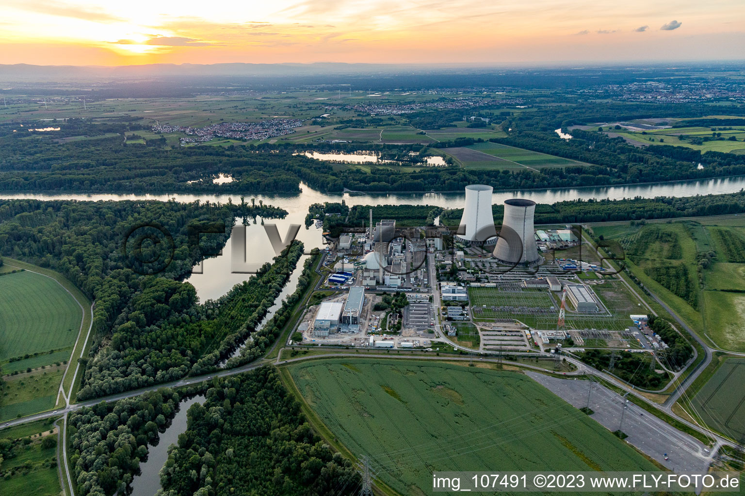 Vue aérienne de Blocs de réacteurs et installations partiellement déclassés de la centrale nucléaire - Centrale nucléaire NPP EnBW Kernkraft GmbH, centrale nucléaire Philippsburg à Philippsburg dans le département Bade-Wurtemberg, Allemagne
