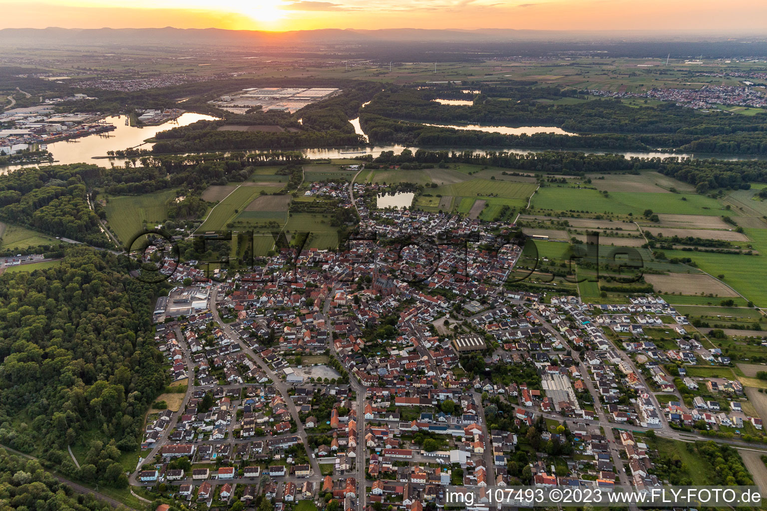 Vue aérienne de De l'est au coucher du soleil à le quartier Rheinsheim in Philippsburg dans le département Bade-Wurtemberg, Allemagne