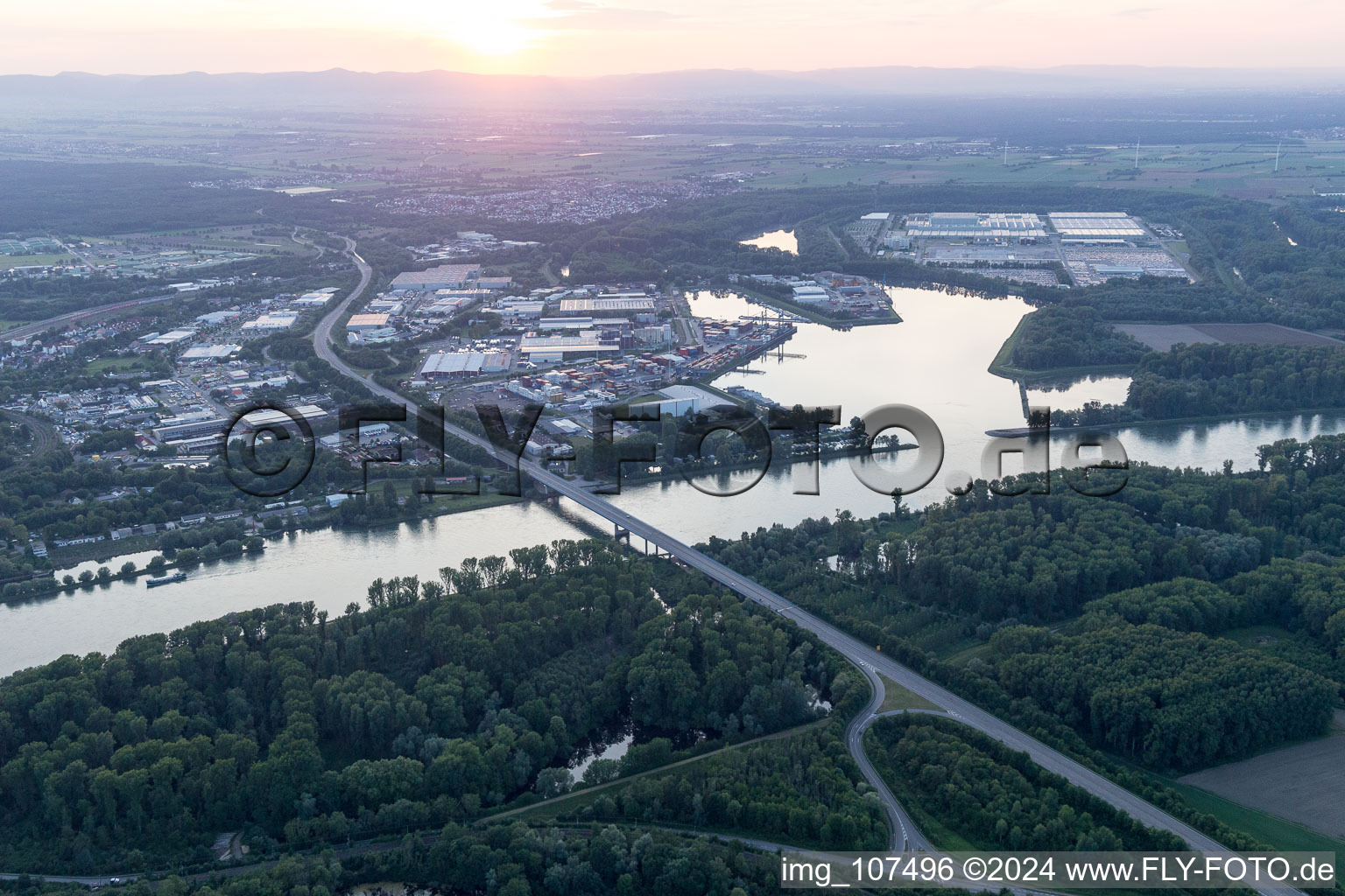 Vue aérienne de Pont sur le Rhin à Germersheim dans le département Rhénanie-Palatinat, Allemagne