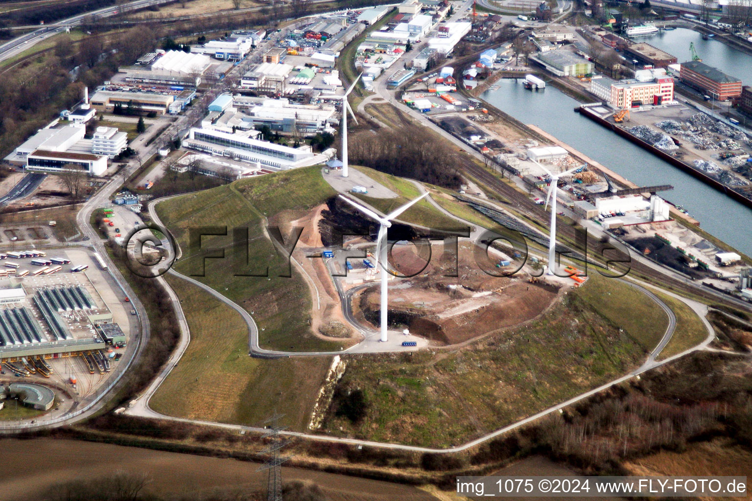 Vue aérienne de Éoliennes sur la montagne d'ordures à le quartier Rheinhafen in Karlsruhe dans le département Bade-Wurtemberg, Allemagne