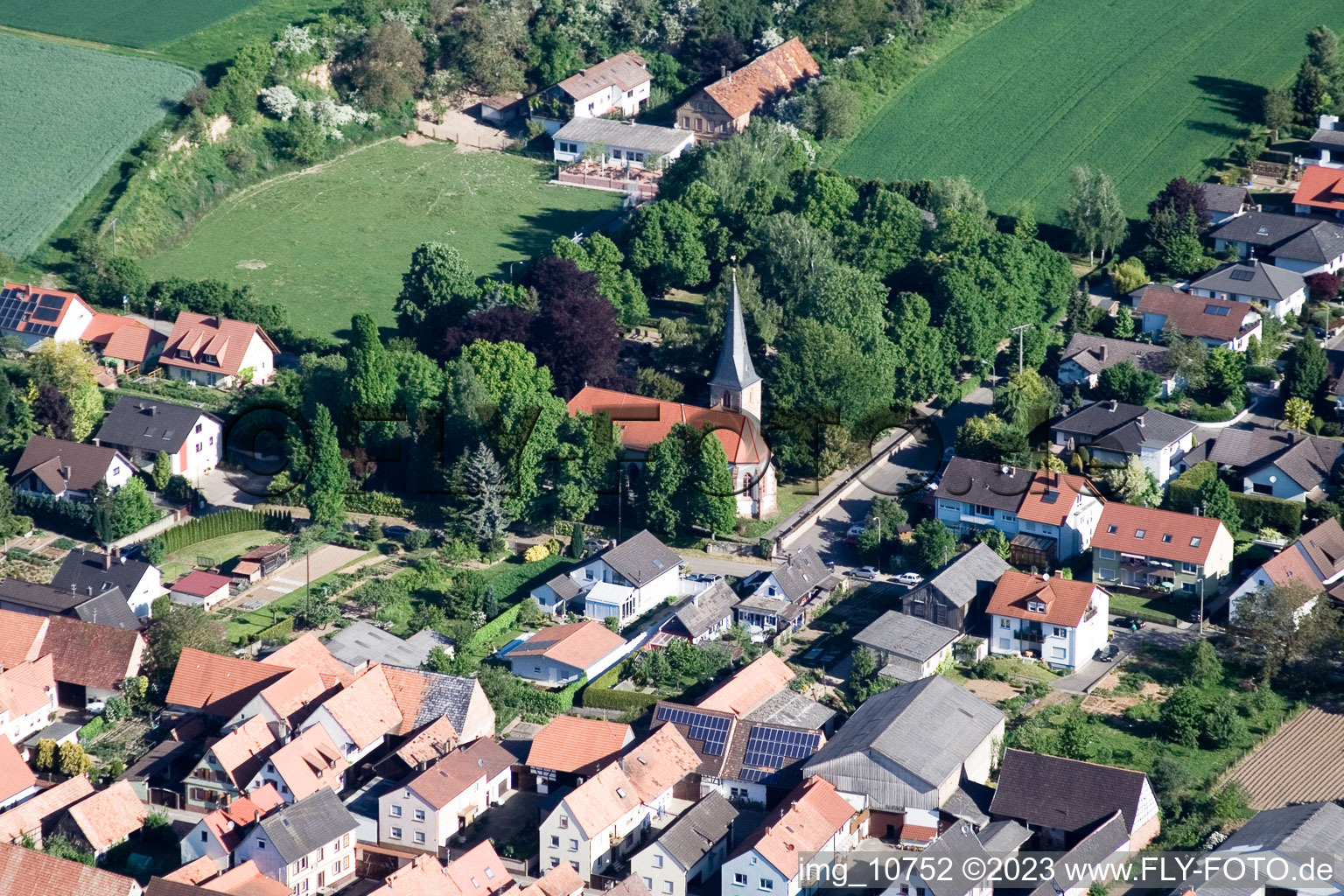 Vue aérienne de Église du sud-est à Freckenfeld dans le département Rhénanie-Palatinat, Allemagne