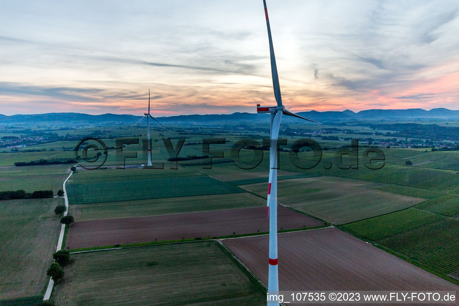 Vue aérienne de Parc éolien EnBW - éolienne avec 6 éoliennes à Freckenfeld dans le département Rhénanie-Palatinat, Allemagne