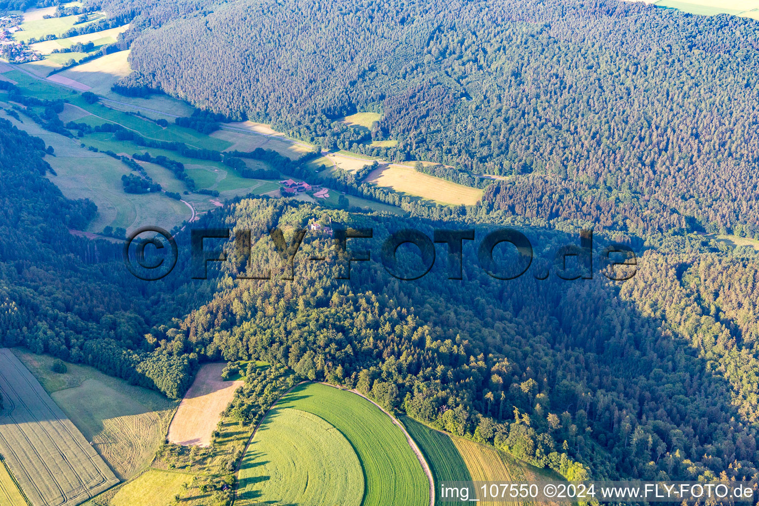 Vue aérienne de Château de Wildenberg à le quartier Preunschen in Kirchzell dans le département Bavière, Allemagne