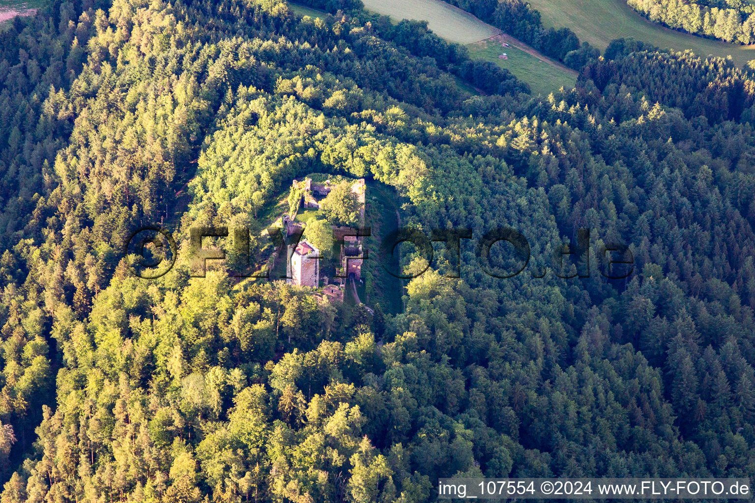 Vue aérienne de Complexe du château de Veste Wildenberg à le quartier Preunschen in Kirchzell dans le département Bavière, Allemagne