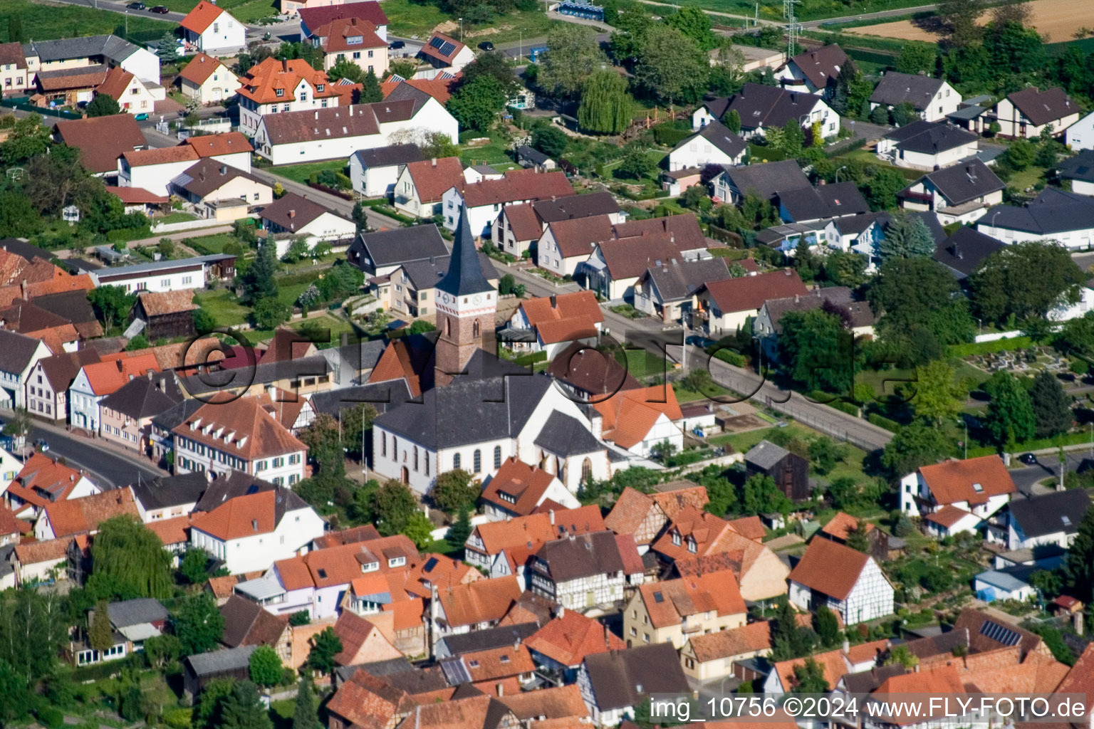 Vue aérienne de Église du sud-est à le quartier Schaidt in Wörth am Rhein dans le département Rhénanie-Palatinat, Allemagne