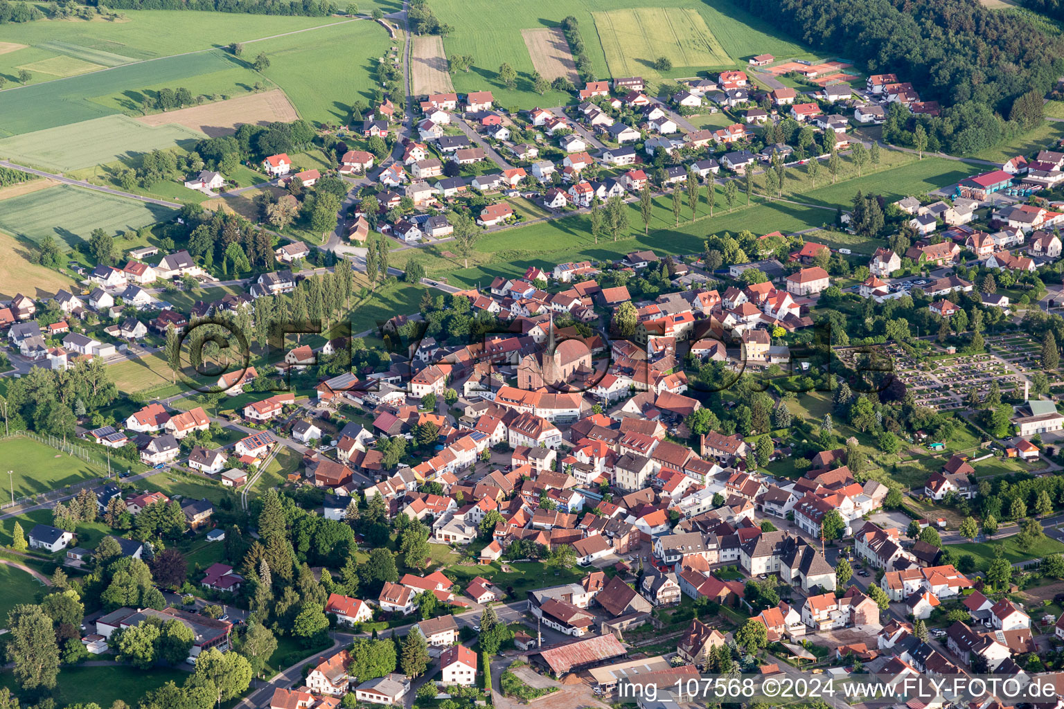 Vue aérienne de Vue sur la commune en bordure de champs agricoles et de zones agricoles à le quartier Untermudau in Mudau dans le département Bade-Wurtemberg, Allemagne