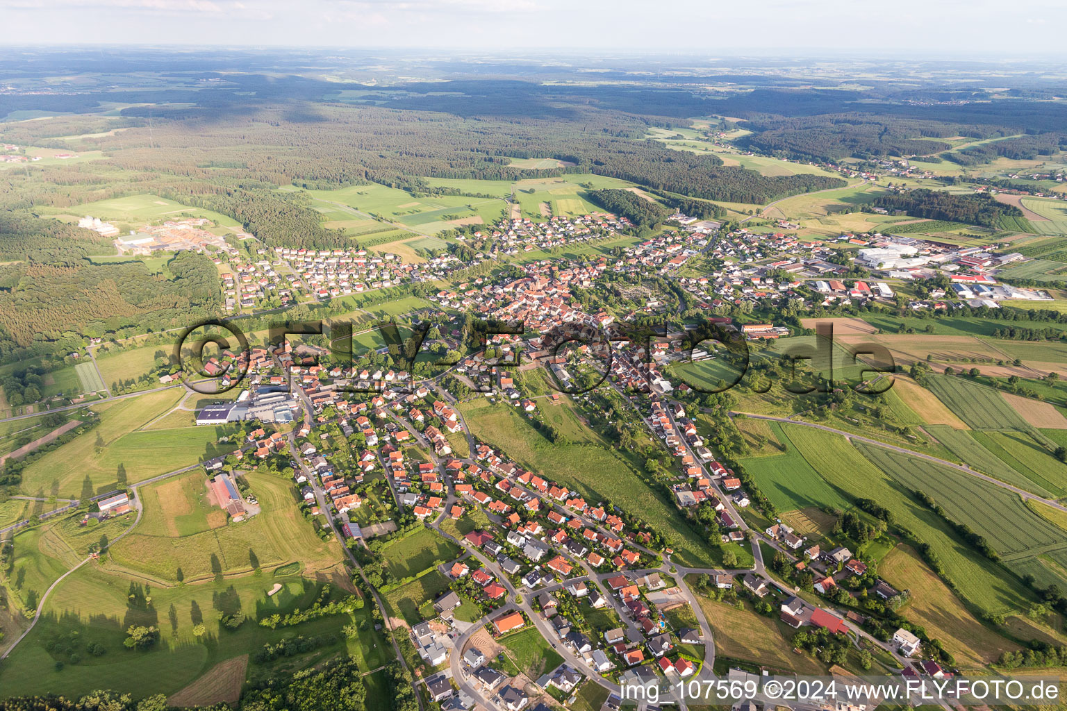 Vue aérienne de Vue sur la commune en bordure de champs agricoles et de zones agricoles à le quartier Untermudau in Mudau dans le département Bade-Wurtemberg, Allemagne