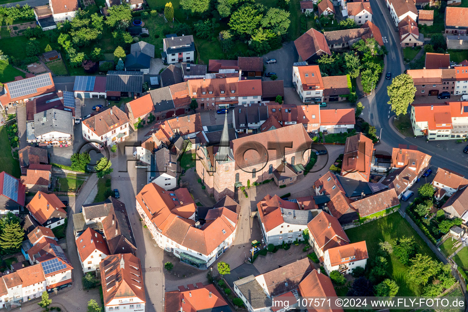 Vue aérienne de Église fortifiée Saint-Pancrace au centre du village à le quartier Untermudau in Mudau dans le département Bade-Wurtemberg, Allemagne