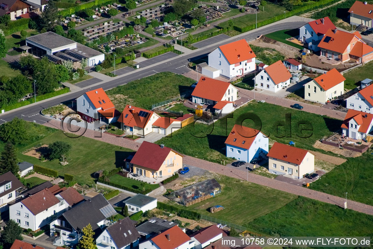 Quartier Schaidt in Wörth am Rhein dans le département Rhénanie-Palatinat, Allemagne du point de vue du drone