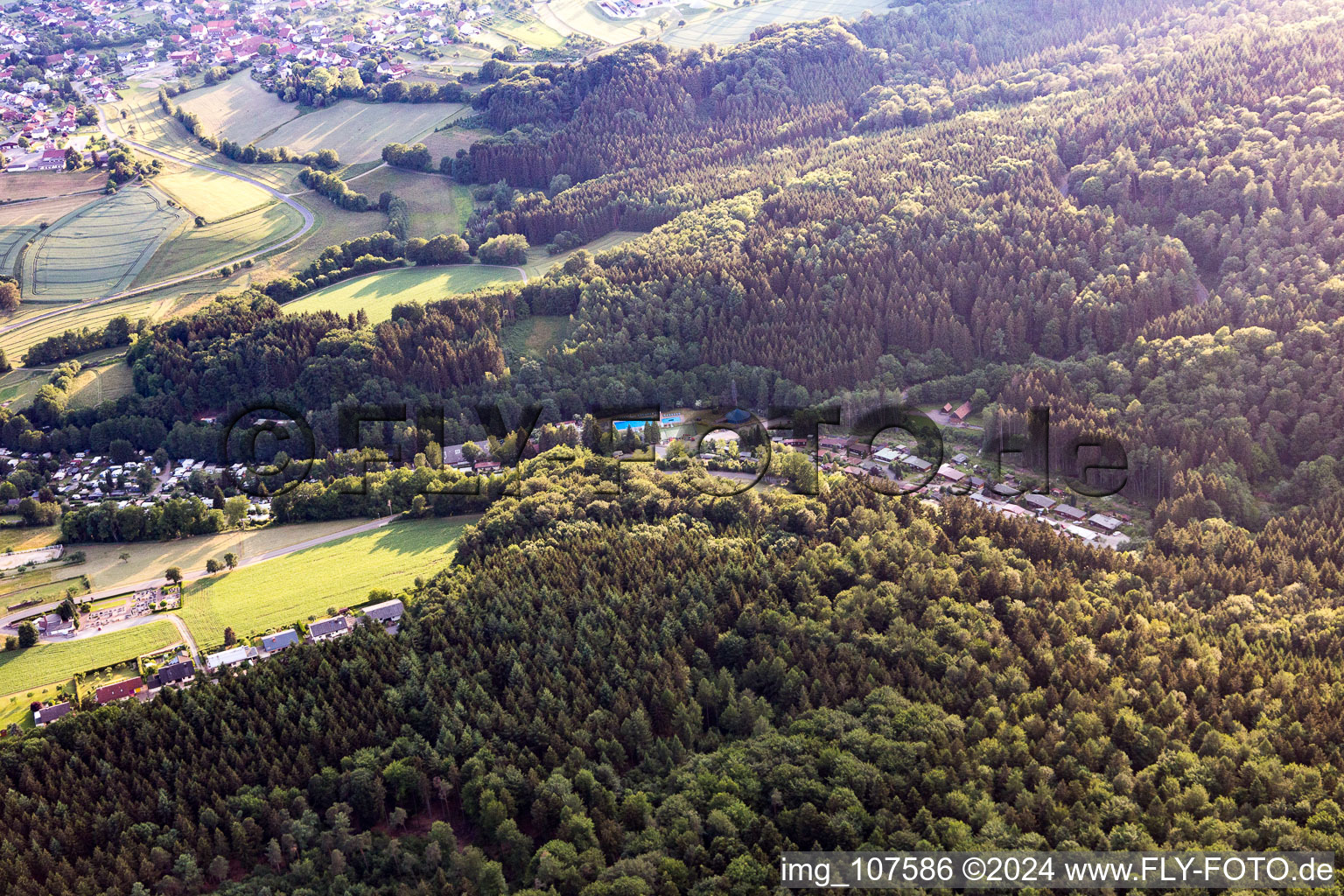 Vue aérienne de Camping Odenwald à le quartier Krumbach in Limbach dans le département Bade-Wurtemberg, Allemagne