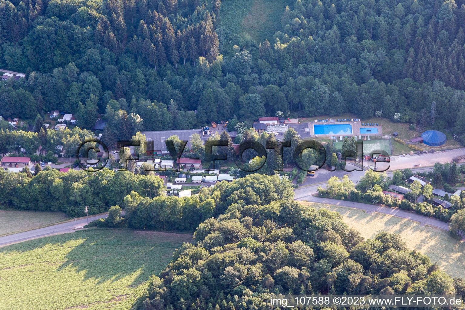 Vue aérienne de Camping Odenwald à Krumbach dans le département Bade-Wurtemberg, Allemagne