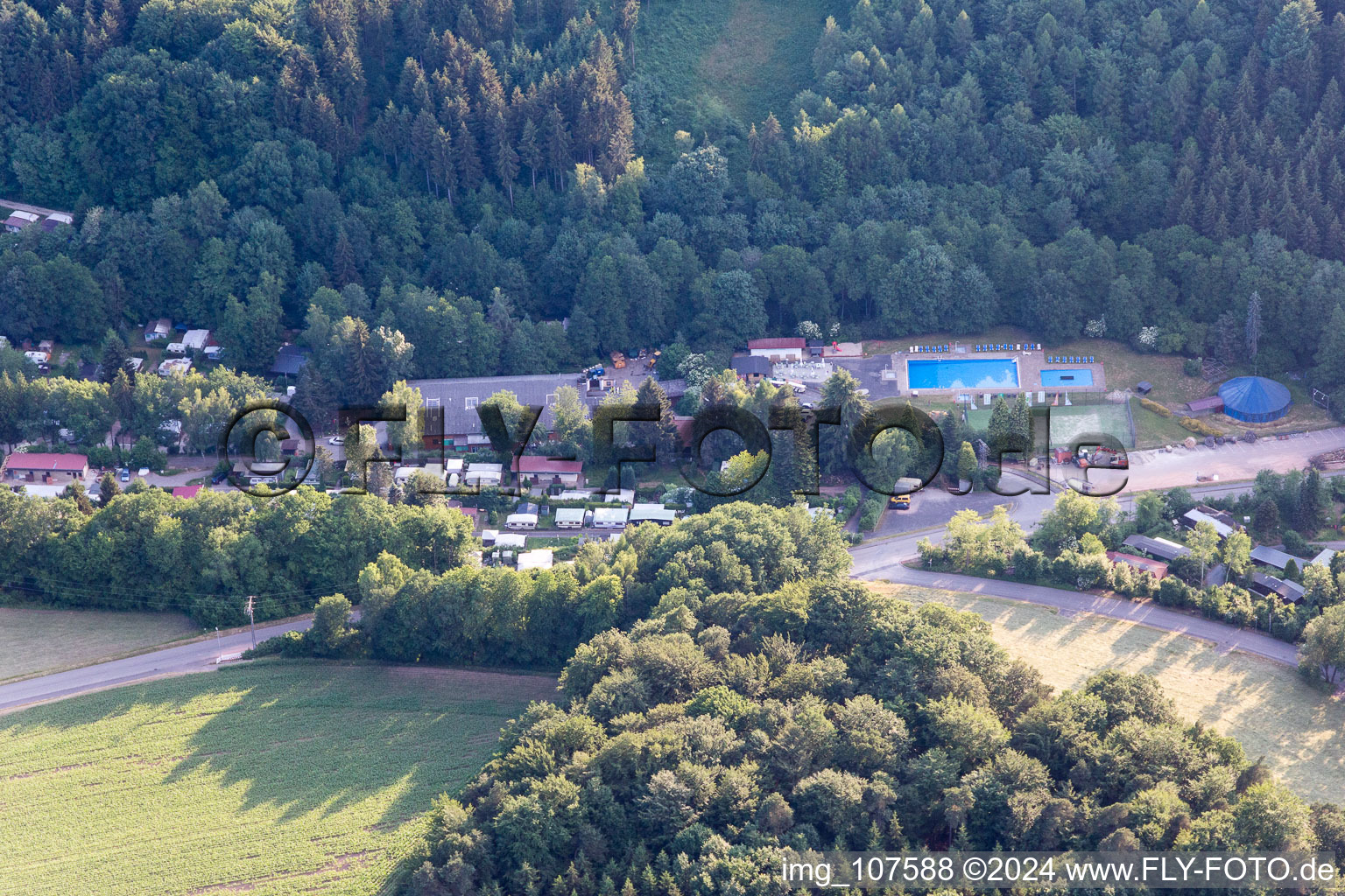 Vue aérienne de Camping Odenwald à le quartier Krumbach in Limbach dans le département Bade-Wurtemberg, Allemagne