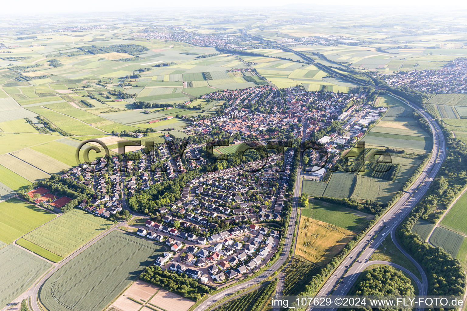 Vue aérienne de Klein-Winternheim dans le département Rhénanie-Palatinat, Allemagne