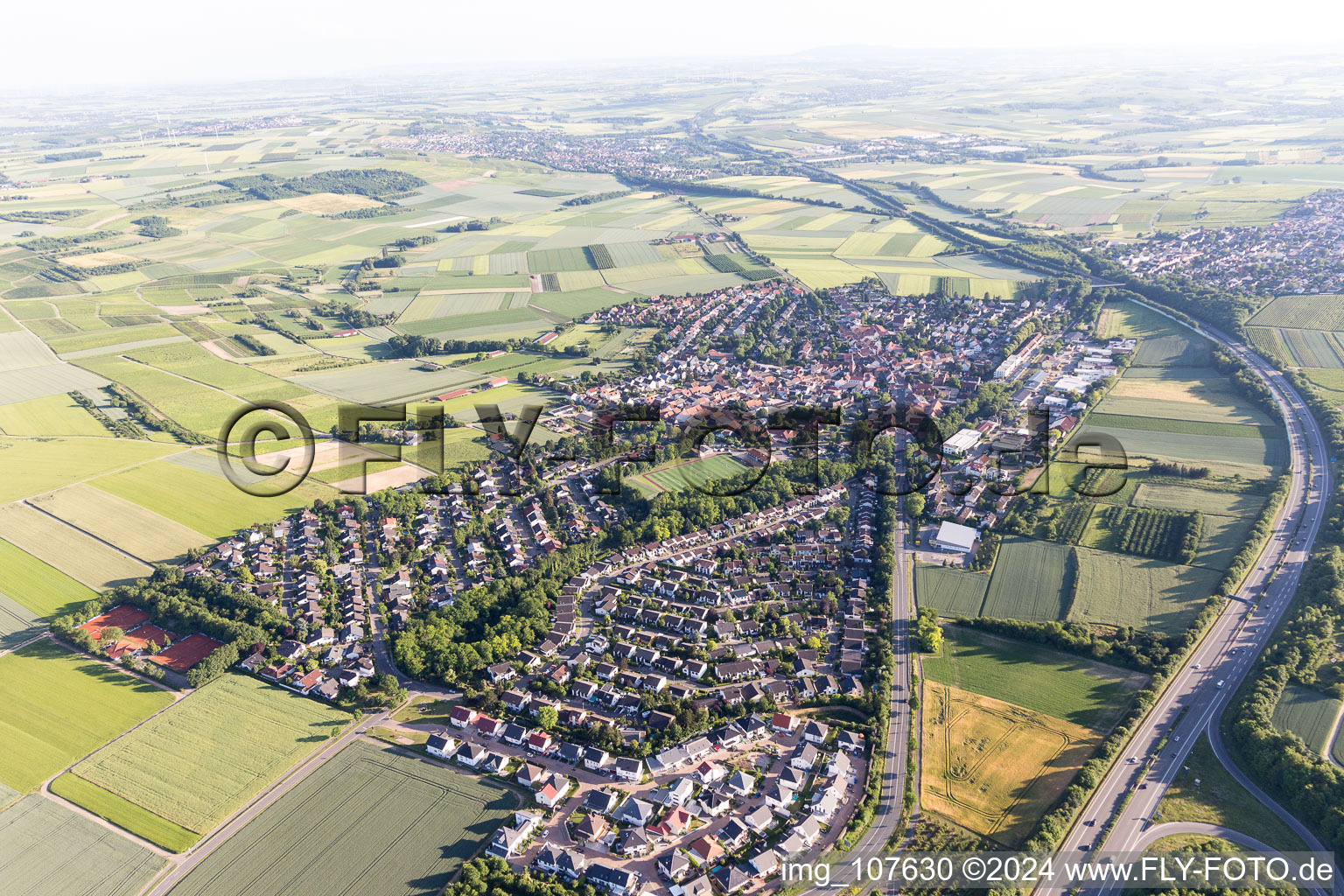 Vue aérienne de Klein-Winternheim dans le département Rhénanie-Palatinat, Allemagne