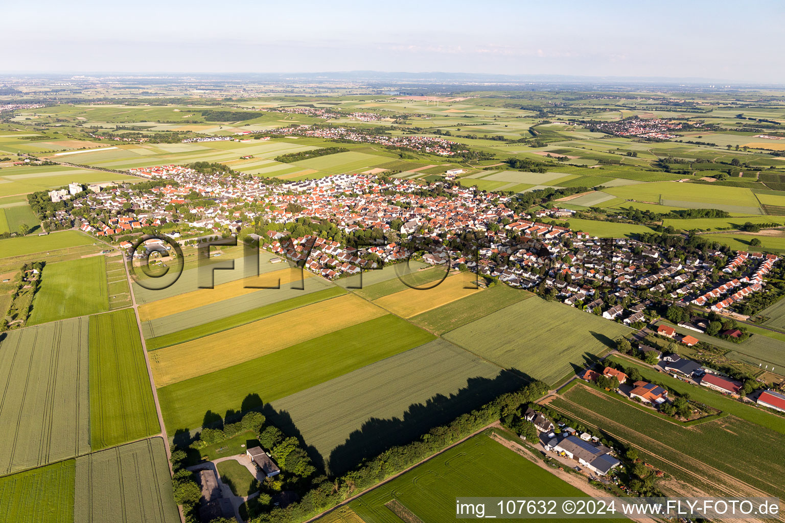 Vue aérienne de Vue de la commune en bordure des champs agricoles et des surfaces utilisables-Ebersheim à le quartier Ebersheim in Mainz dans le département Rhénanie-Palatinat, Allemagne