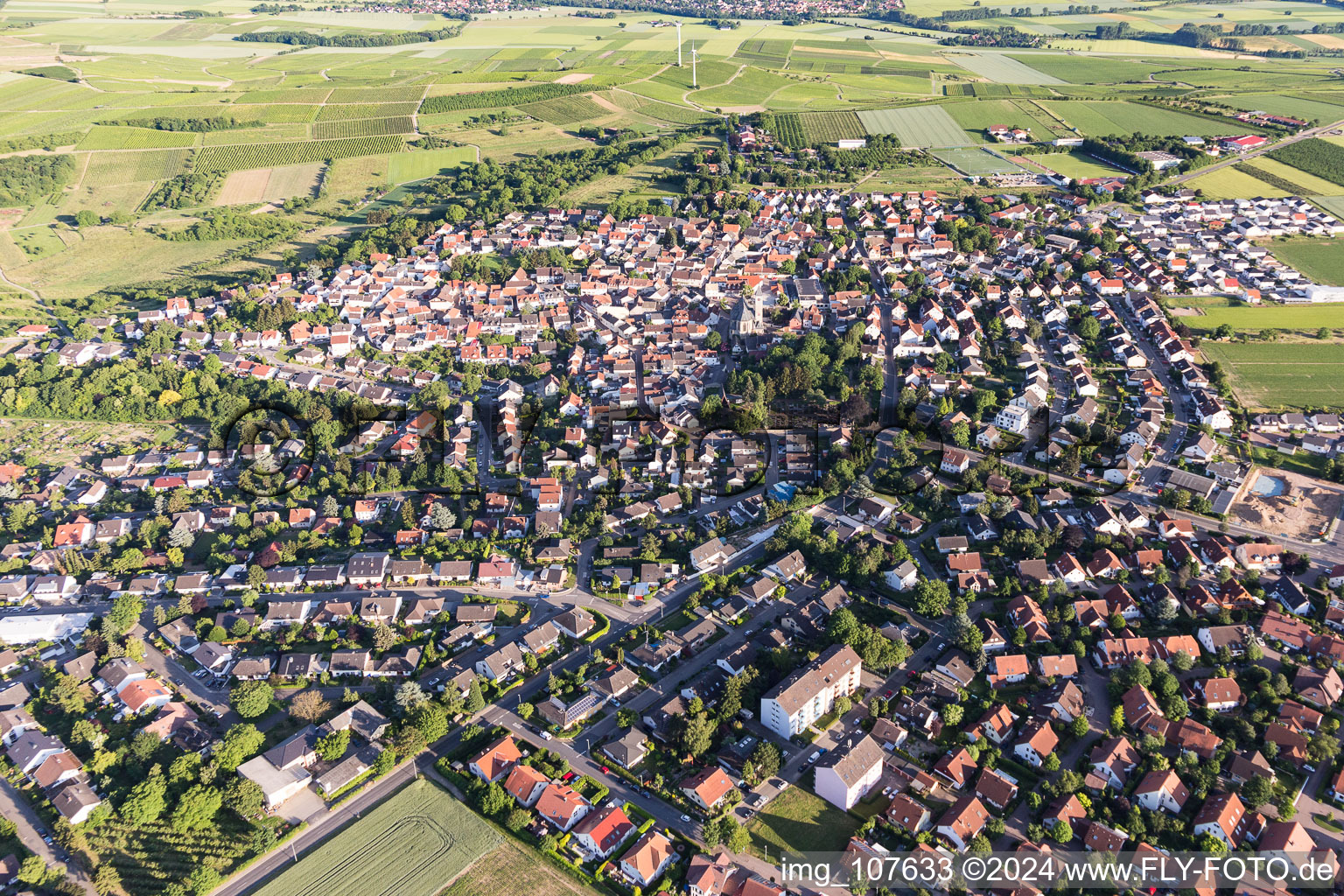 Vue aérienne de Vue sur la commune en bordure de champs agricoles et de zones agricoles à Zornheim dans le département Rhénanie-Palatinat, Allemagne