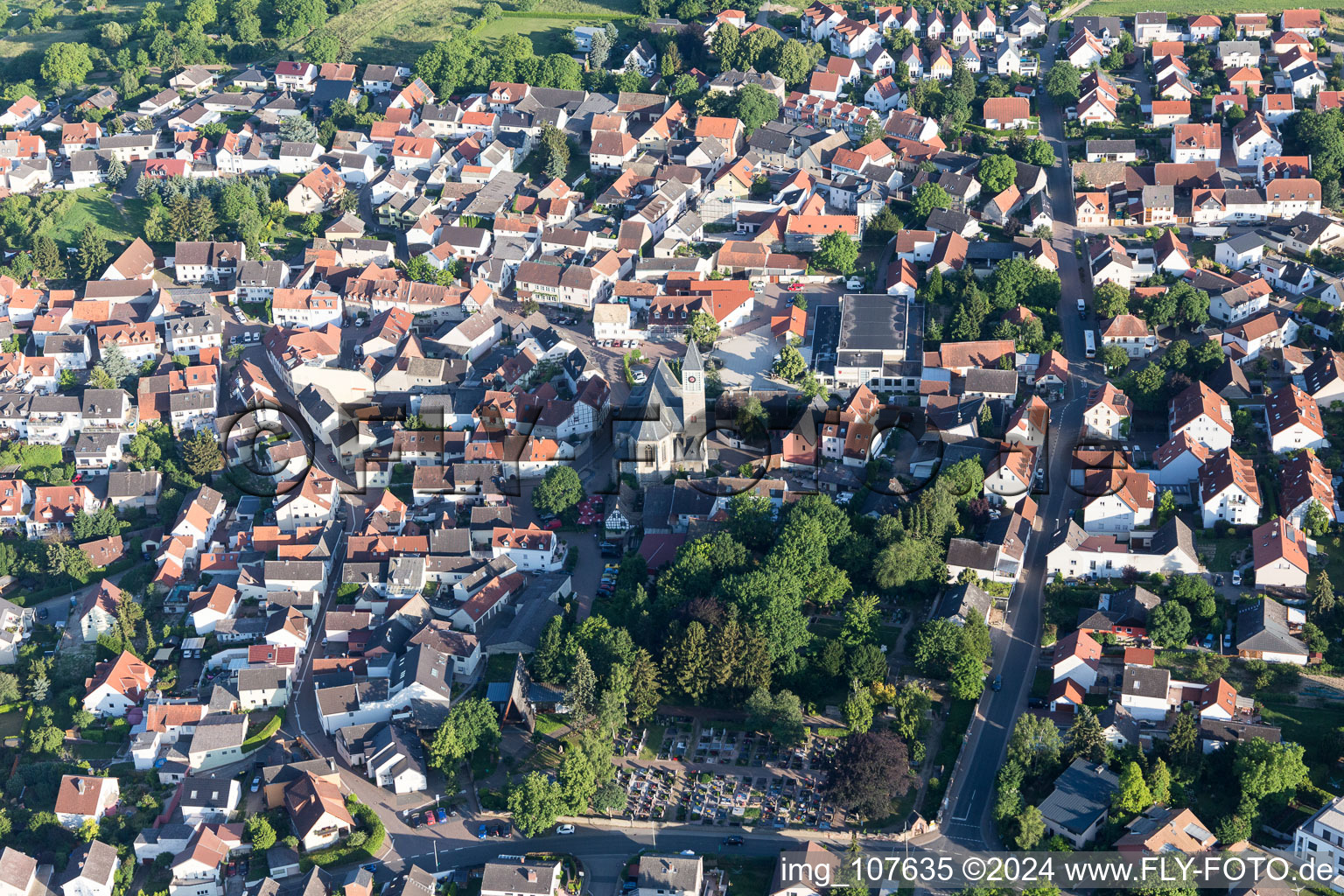 Vue aérienne de Église catholique au centre ville à Zornheim dans le département Rhénanie-Palatinat, Allemagne
