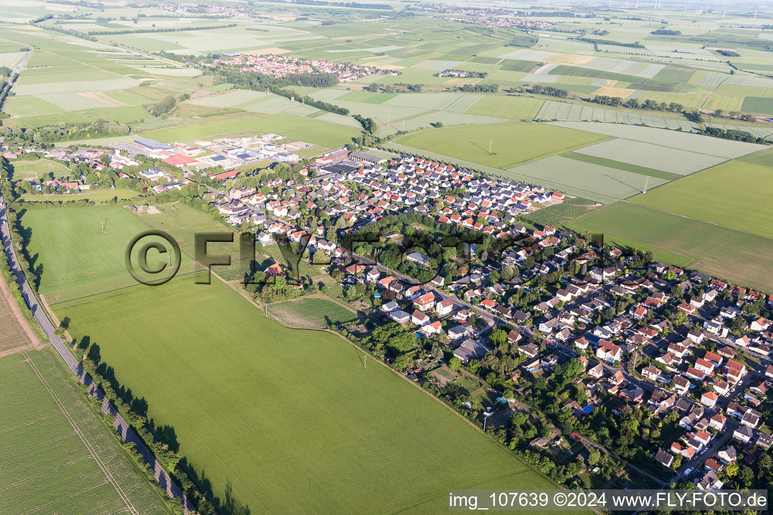 Undenheim dans le département Rhénanie-Palatinat, Allemagne vue d'en haut