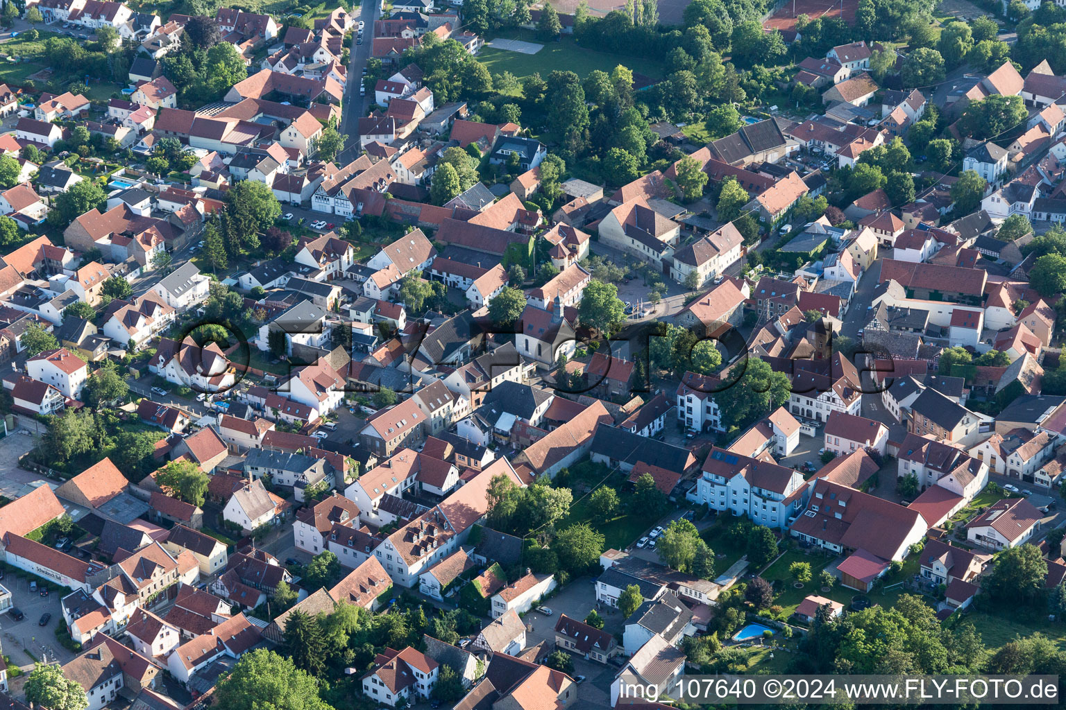 Undenheim dans le département Rhénanie-Palatinat, Allemagne depuis l'avion