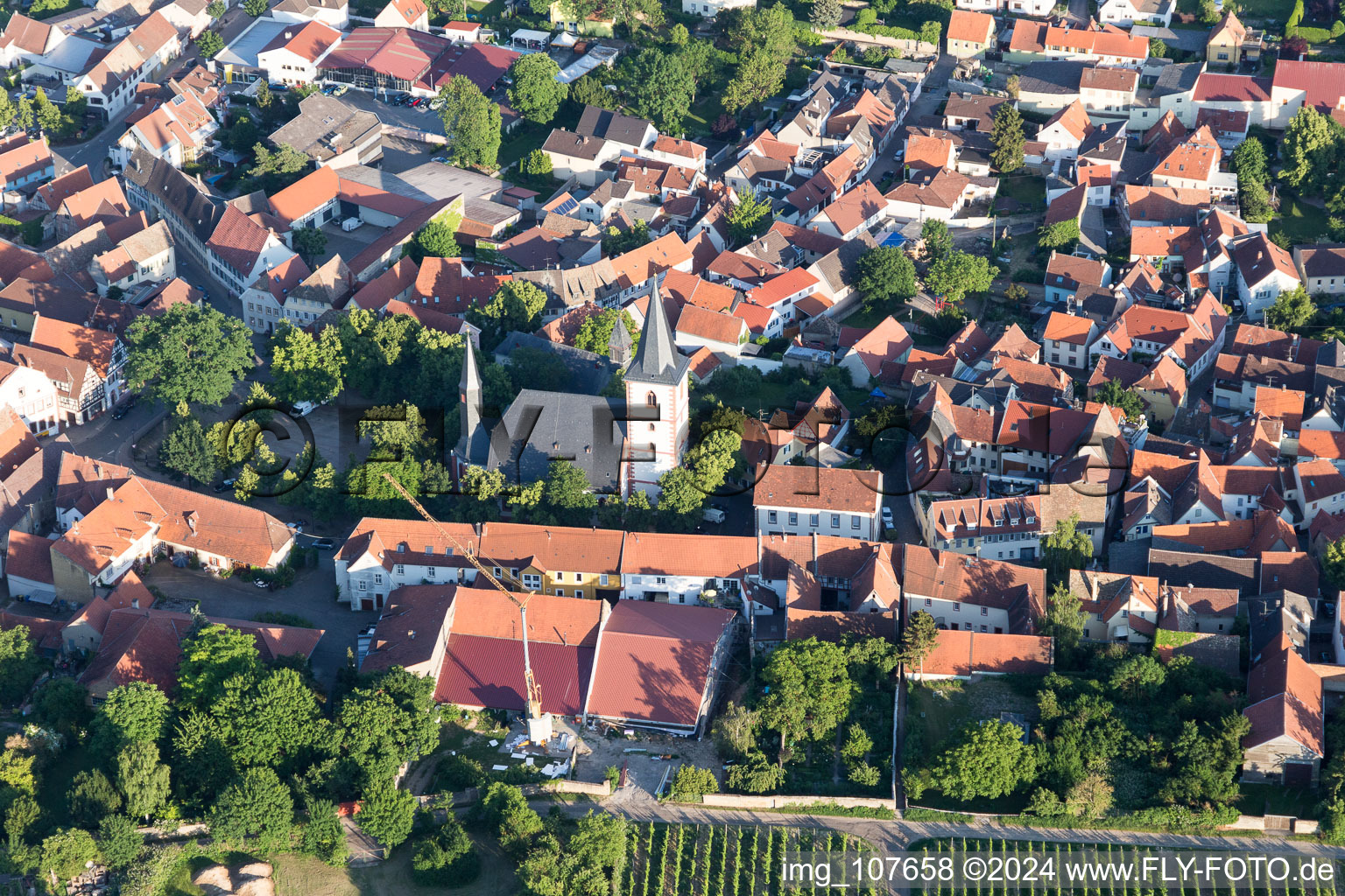 Vue aérienne de Bâtiment de l'église Saint-Pierre et Paul au centre du village à Westhofen dans le département Rhénanie-Palatinat, Allemagne