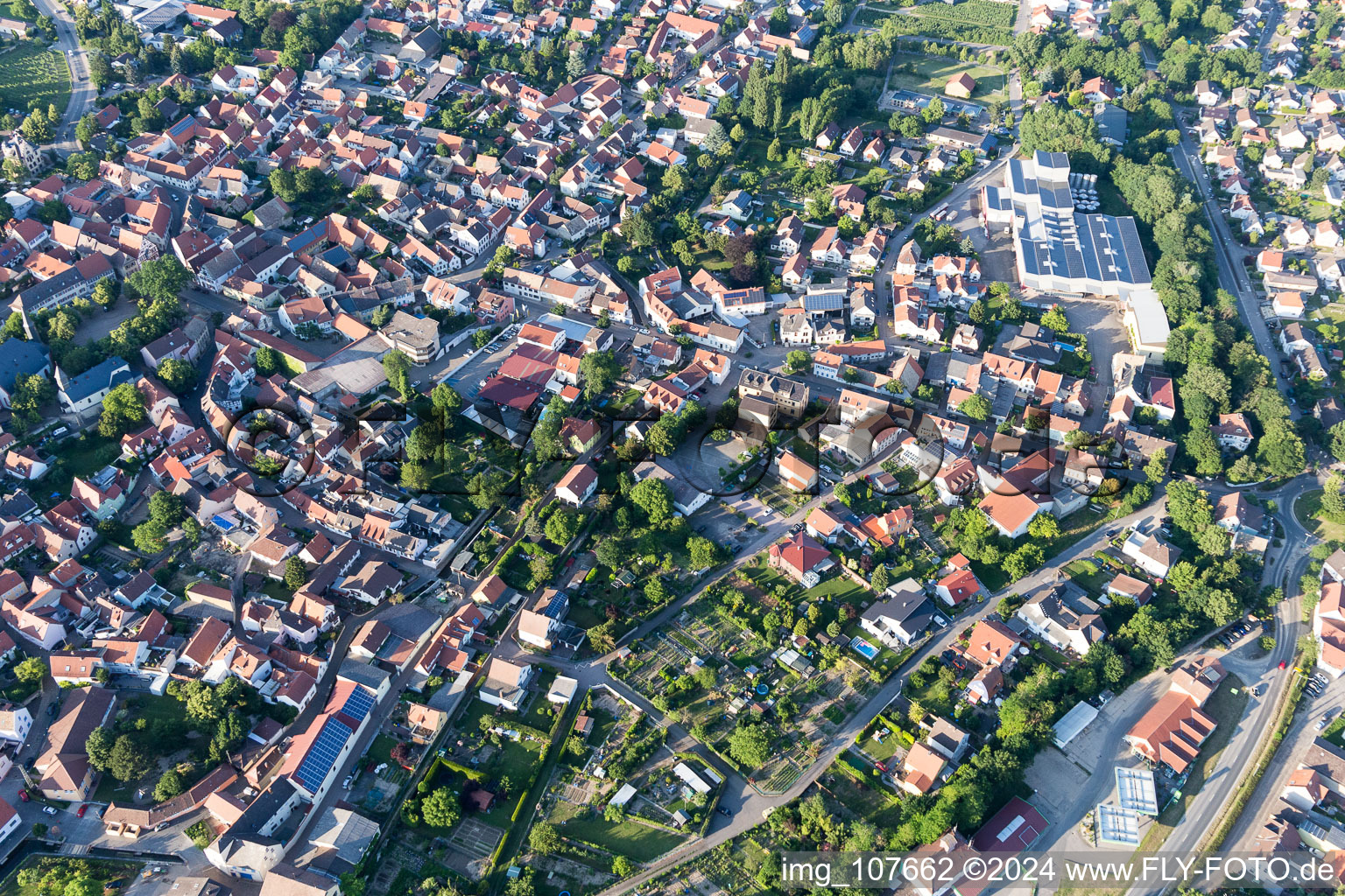 Vue aérienne de Centre ville à Westhofen dans le département Rhénanie-Palatinat, Allemagne