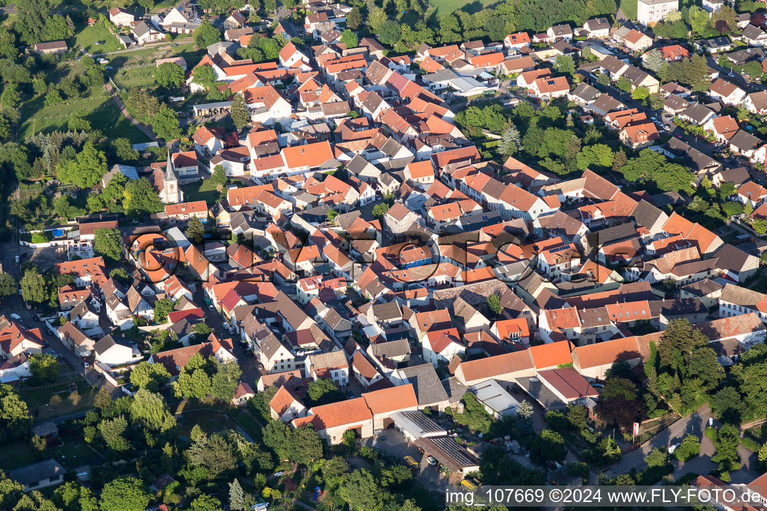 Vue aérienne de Vue sur le village à Gundheim dans le département Rhénanie-Palatinat, Allemagne