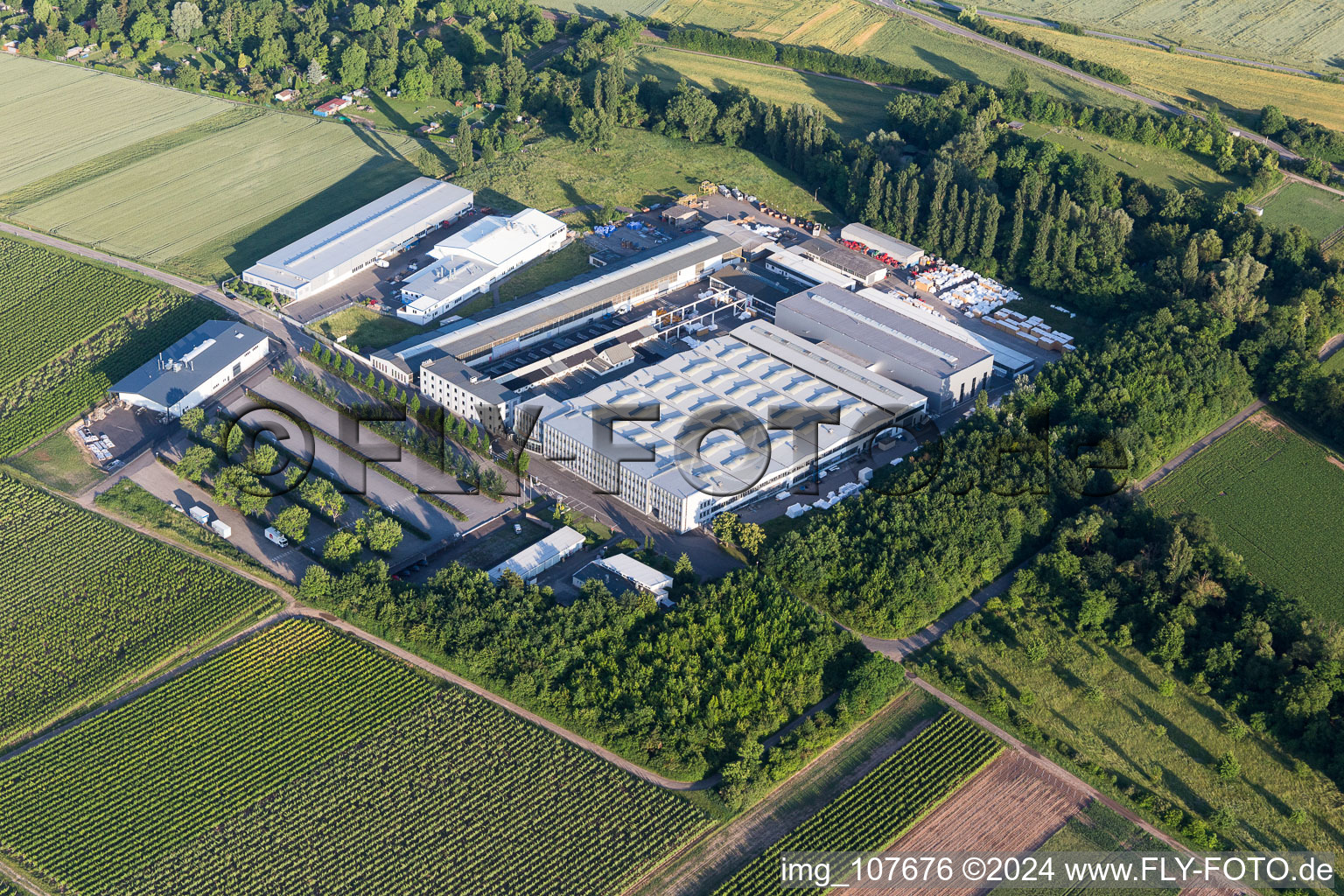 Vue aérienne de Zone industrielle et commerciale de la Enzinger Straße à le quartier Pfeddersheim in Worms dans le département Rhénanie-Palatinat, Allemagne