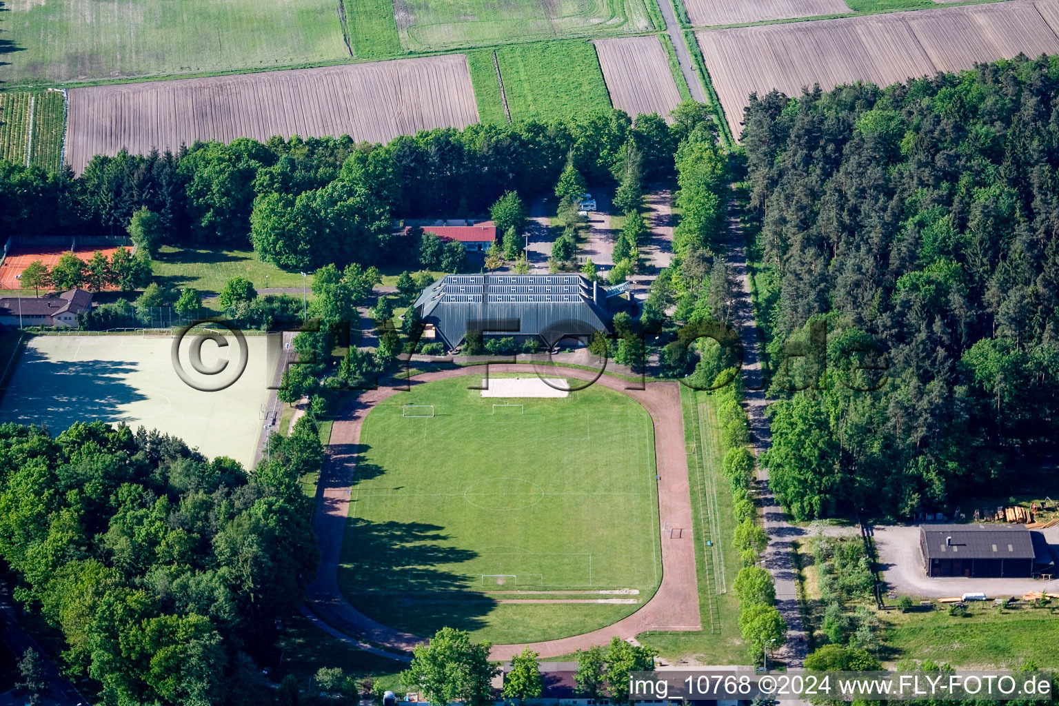 Vue aérienne de Installations sportives TUS à le quartier Schaidt in Wörth am Rhein dans le département Rhénanie-Palatinat, Allemagne