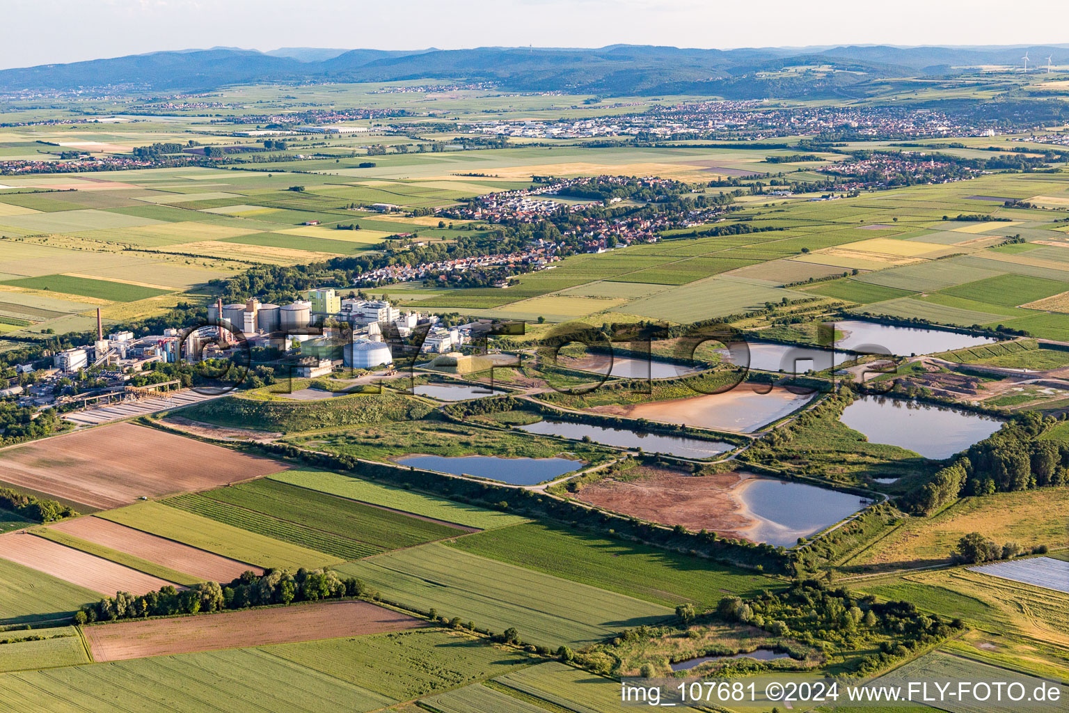 Vue aérienne de Réservoir de traitement des eaux usées pour le traitement des eaux usées de l'usine sucrière Südzucker AG (Palatinat) à Obrigheim dans le département Rhénanie-Palatinat, Allemagne