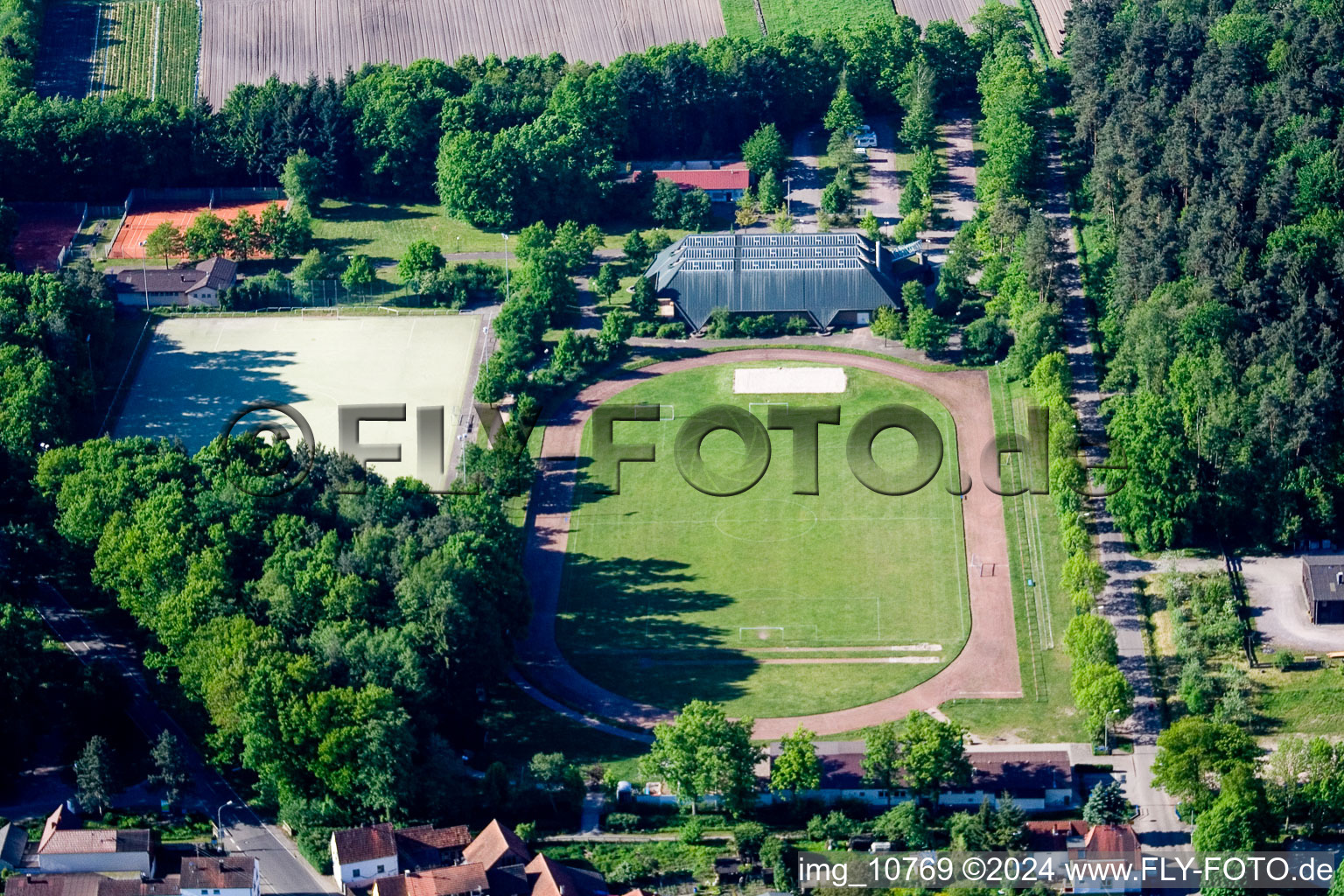 Vue aérienne de Installations sportives TUS à le quartier Schaidt in Wörth am Rhein dans le département Rhénanie-Palatinat, Allemagne