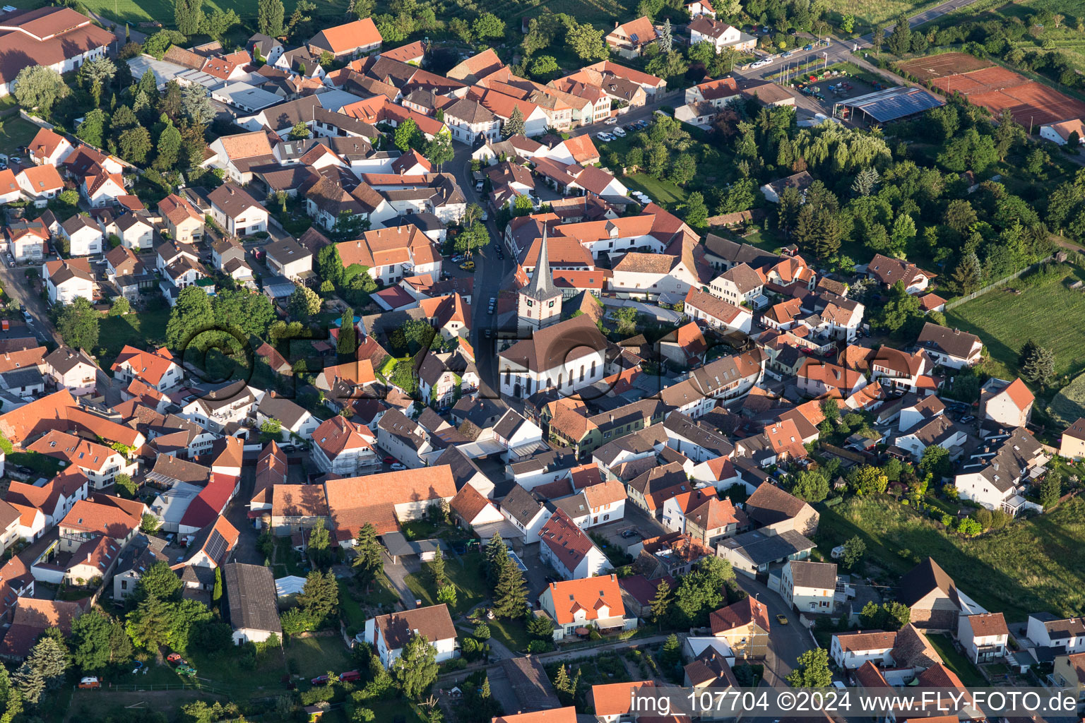 Vue aérienne de Bâtiment de l'église Saint-Barthélemy au centre-ville à Laumersheim dans le département Rhénanie-Palatinat, Allemagne