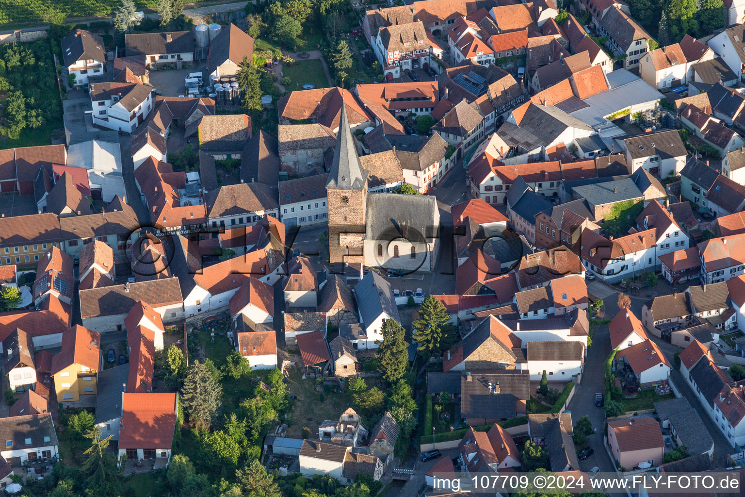 Vue aérienne de Église protestante au centre du village à Großkarlbach dans le département Rhénanie-Palatinat, Allemagne